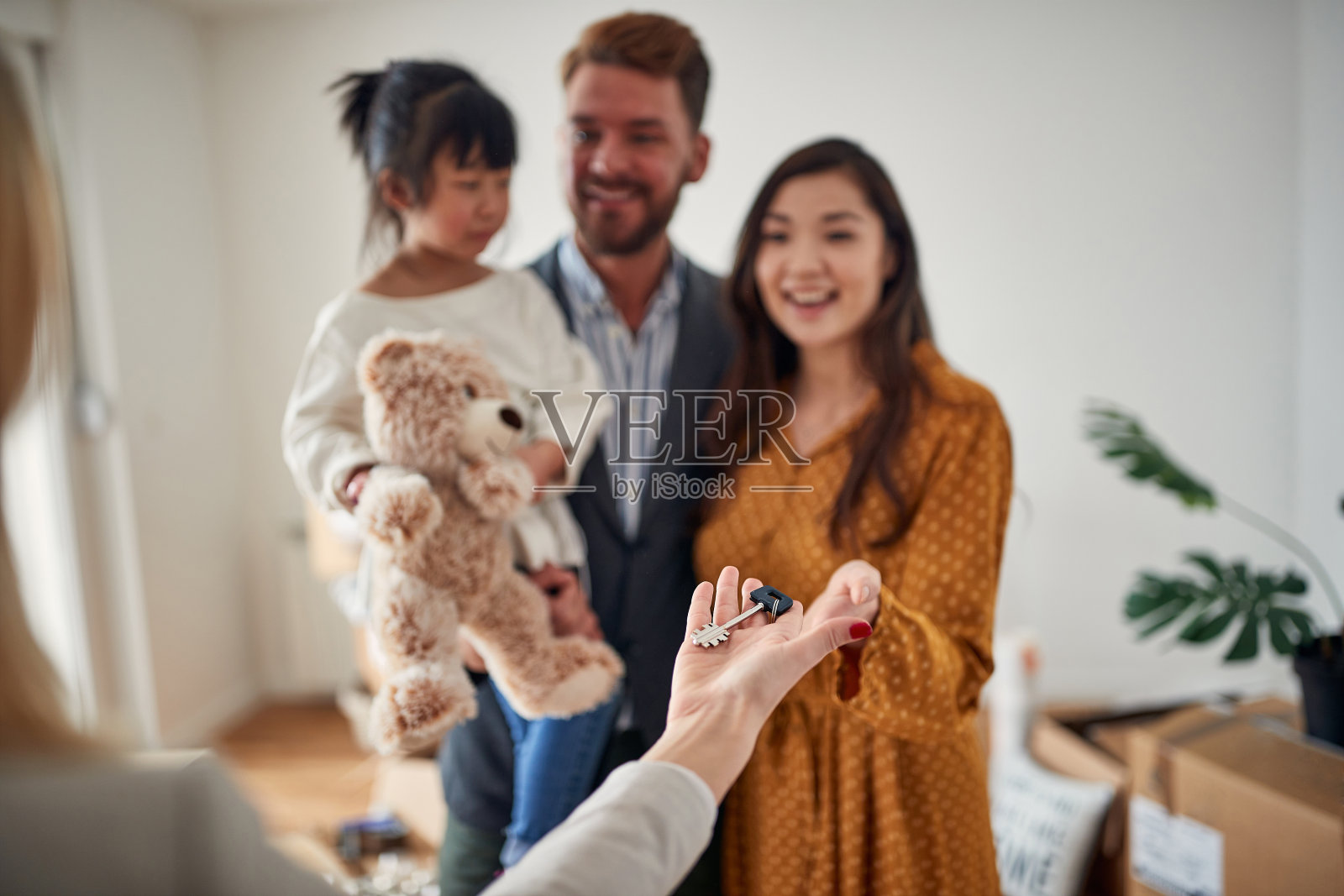 多民族家庭租新居快乐;开始新概念照片摄影图片