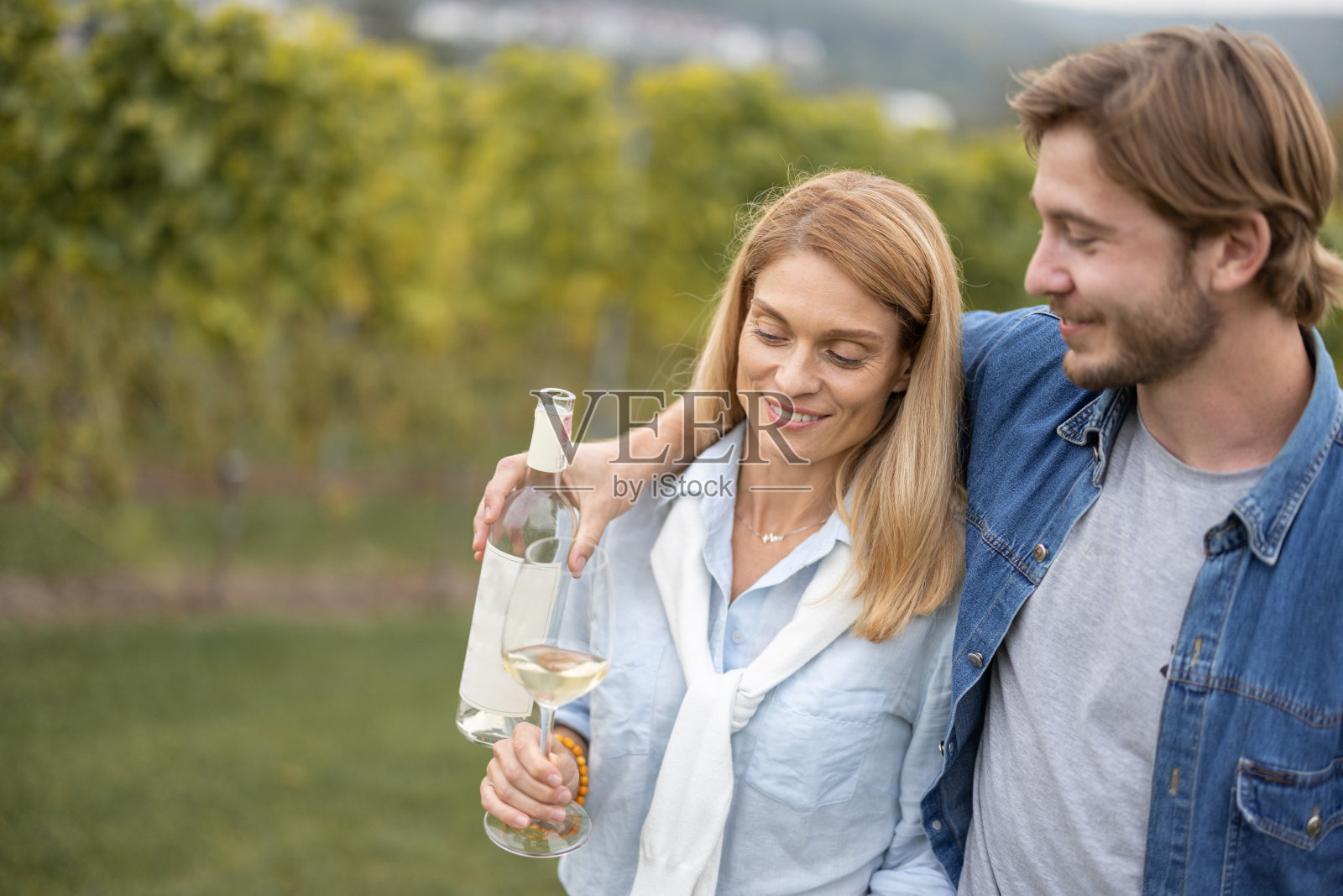 一对夫妇在乡间葡萄园附近散步照片摄影图片