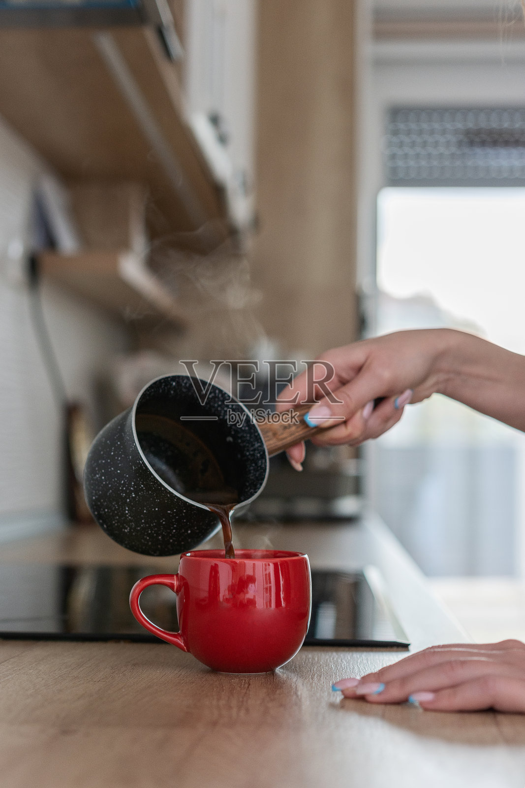 女人往咖啡杯里倒咖啡的特写镜头照片摄影图片