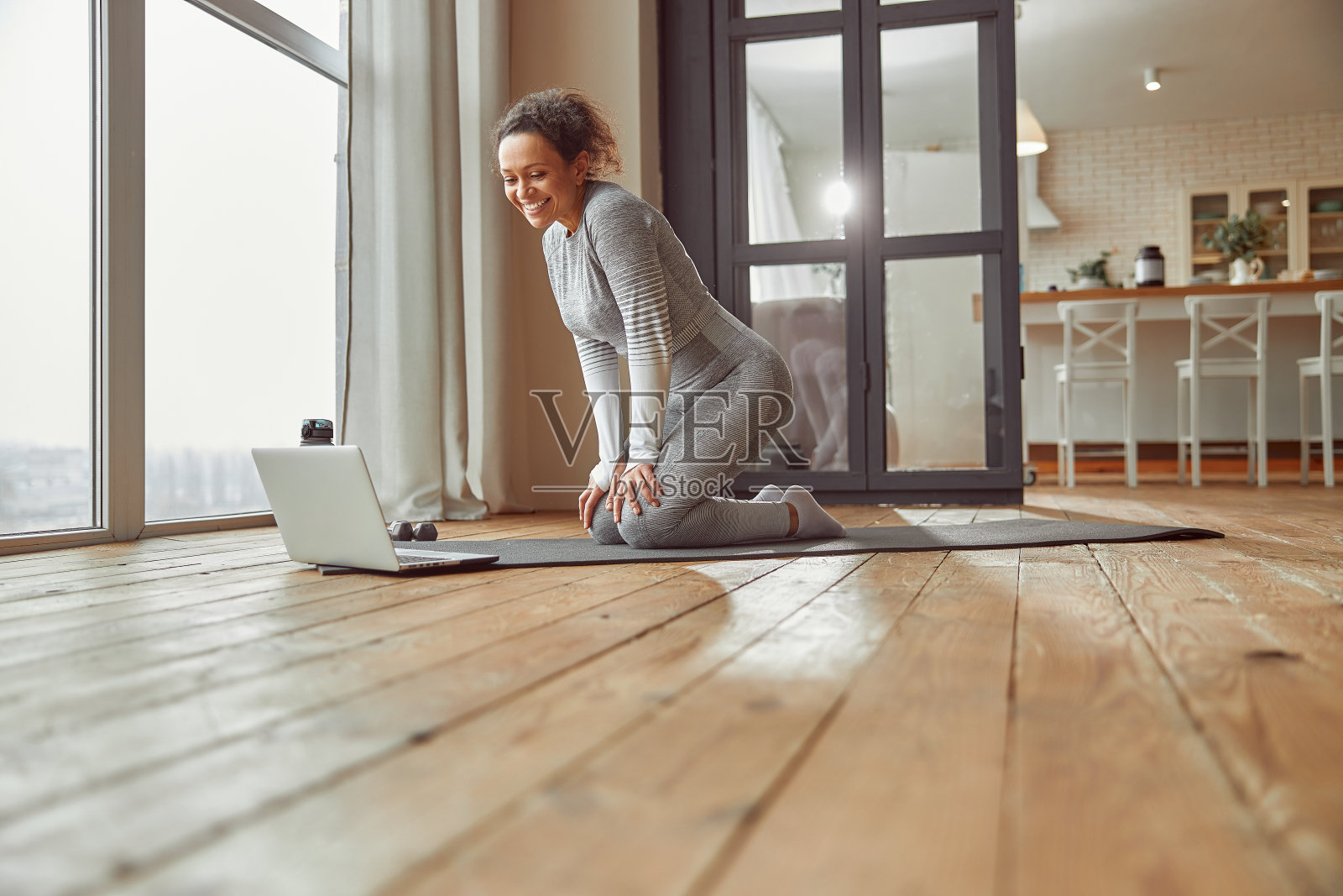 快乐女拿着笔记本在室内做训练照片摄影图片