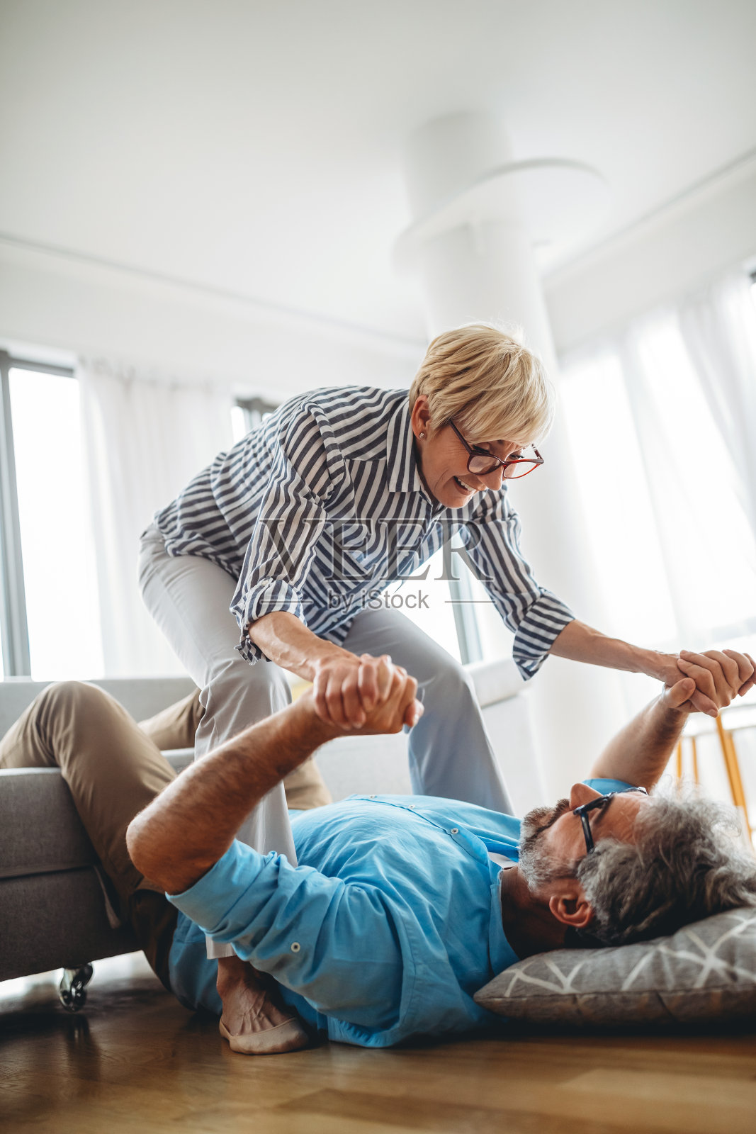 快乐的老夫妇一起享受生活，在家里享受乐趣照片摄影图片