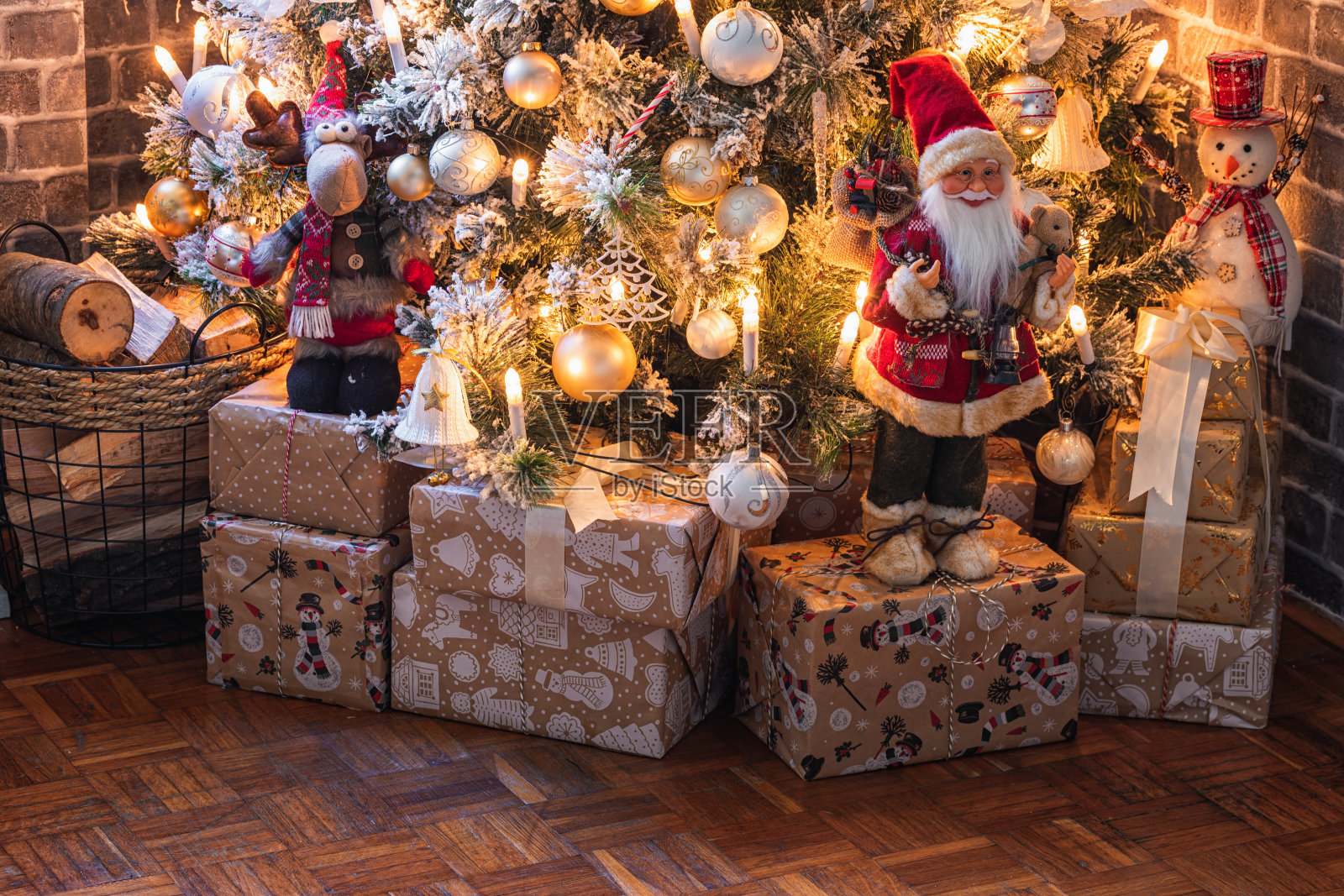 圣诞树下的礼物照片摄影图片