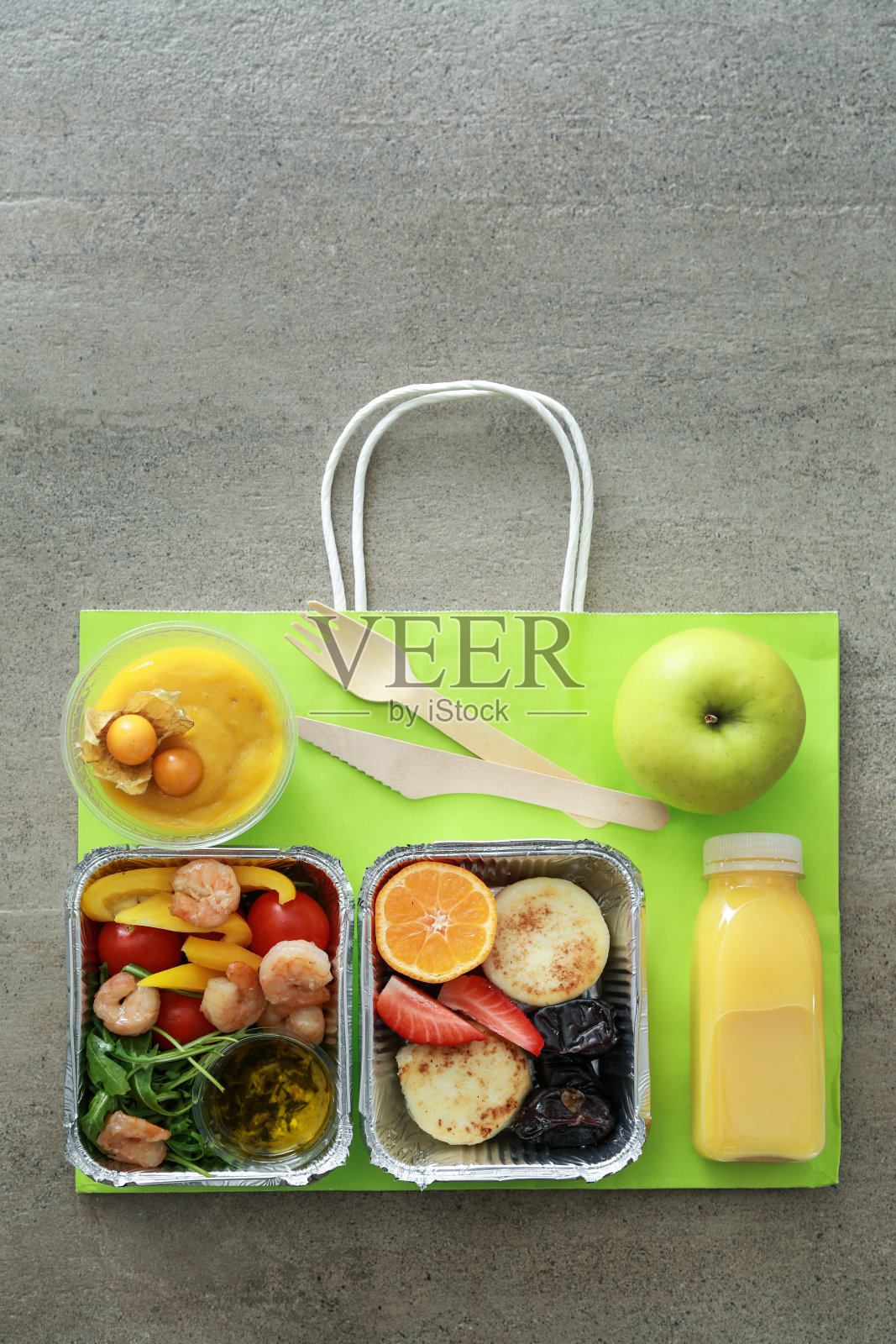 灰色背景上有美味食物的容器照片摄影图片