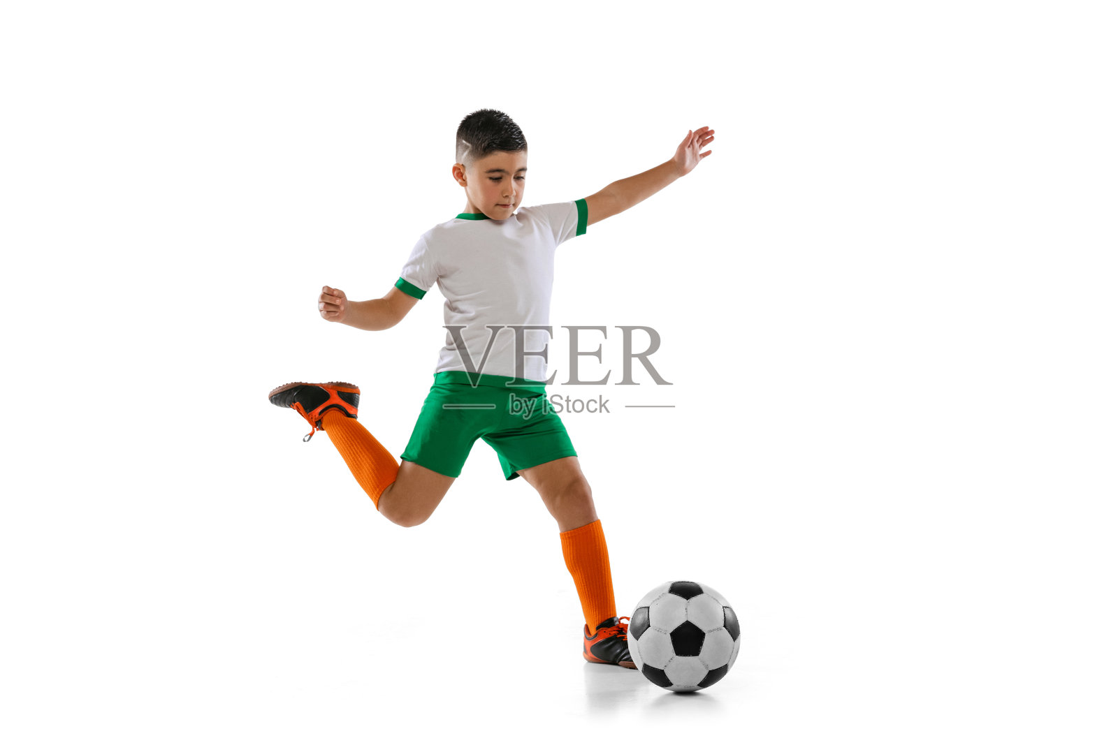 男孩的全身肖像，孩子，足球运动员在统一的训练与球孤立在白色的背景。进了一个球照片摄影图片