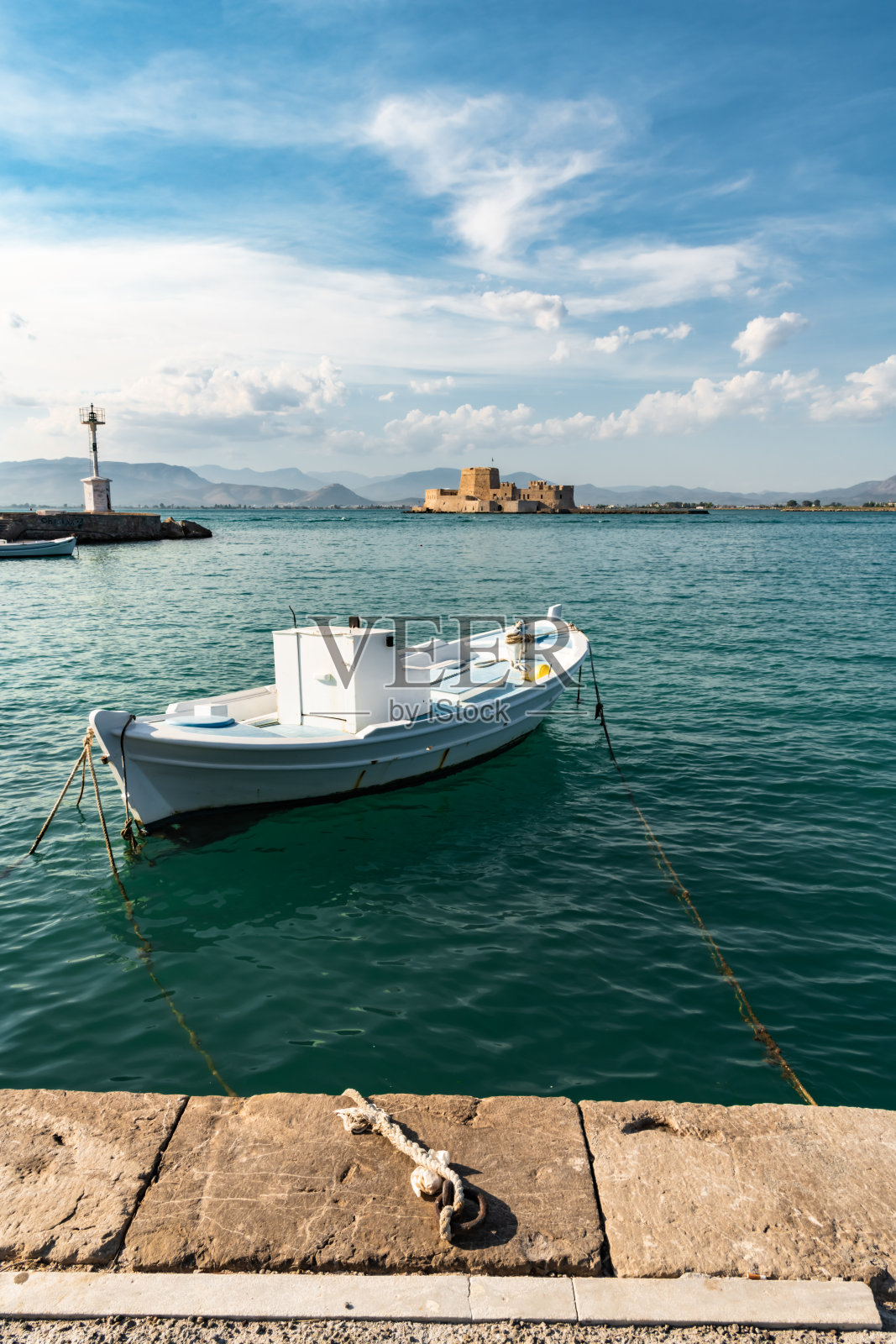一艘渔船停泊在Nafplion的堤岸上照片摄影图片