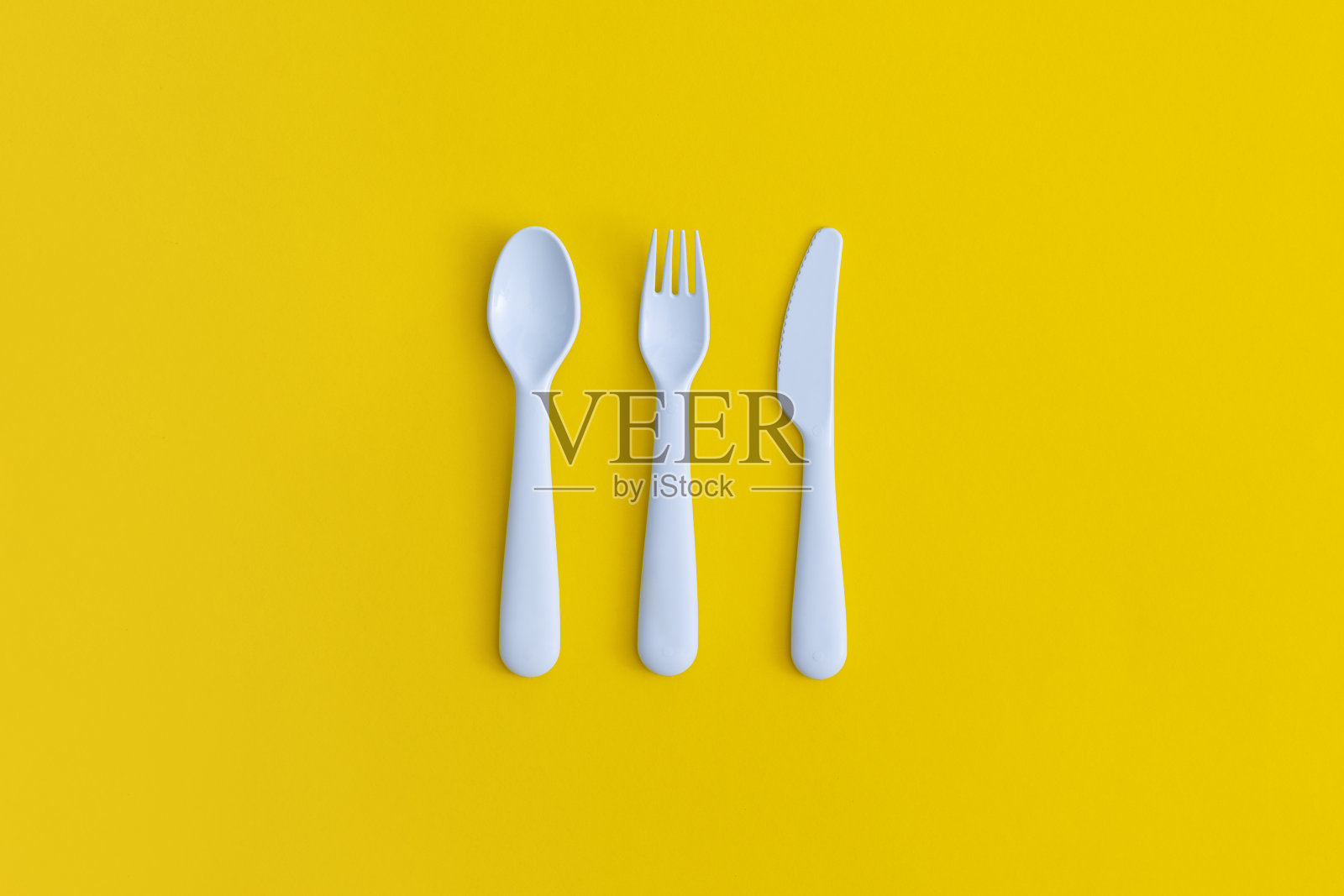 食品塑料包装上的黄色背景。回收塑料和生态的概念。照片摄影图片