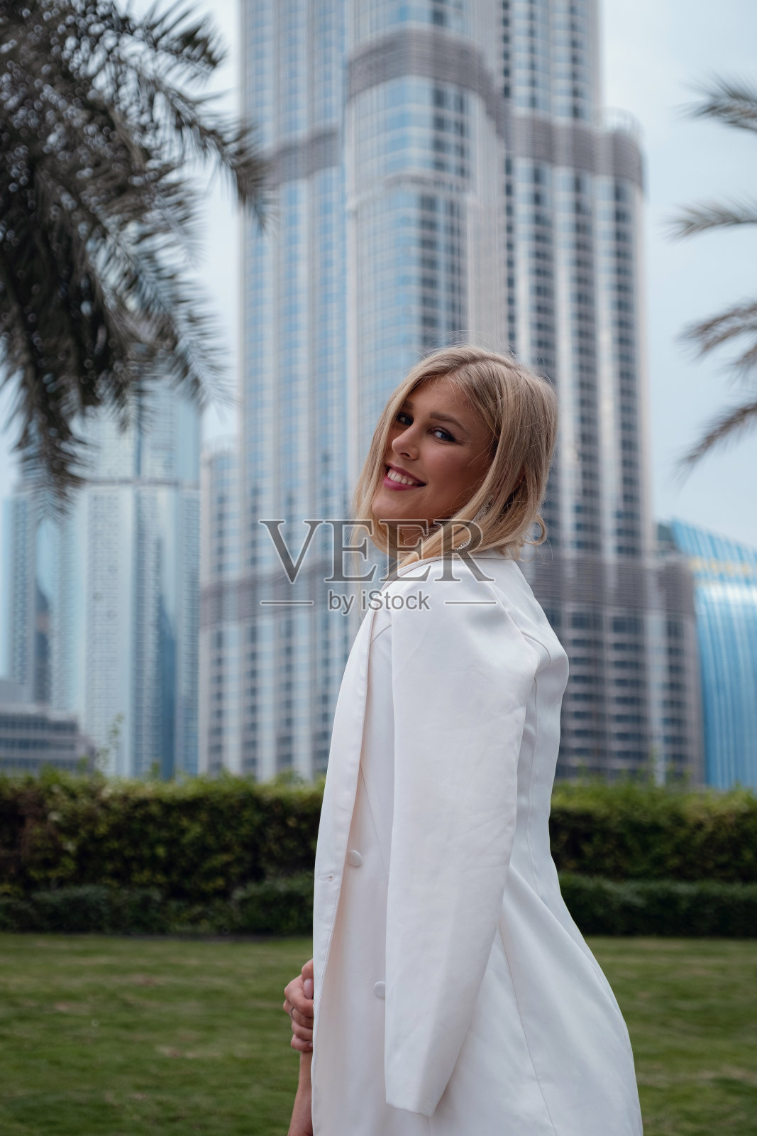 年轻女子欣赏迪拜市中心景色照片摄影图片