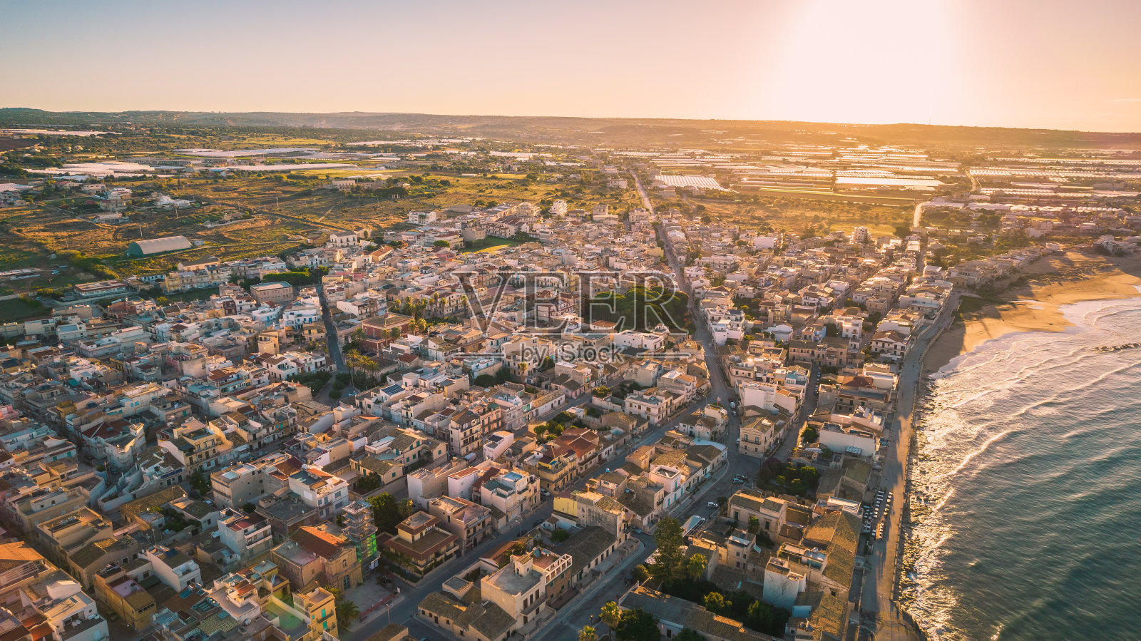 在西西里，拉古萨，西西里，意大利，欧洲，西西里，从上面俯瞰唐那卢卡塔的令人惊叹的全景照片摄影图片