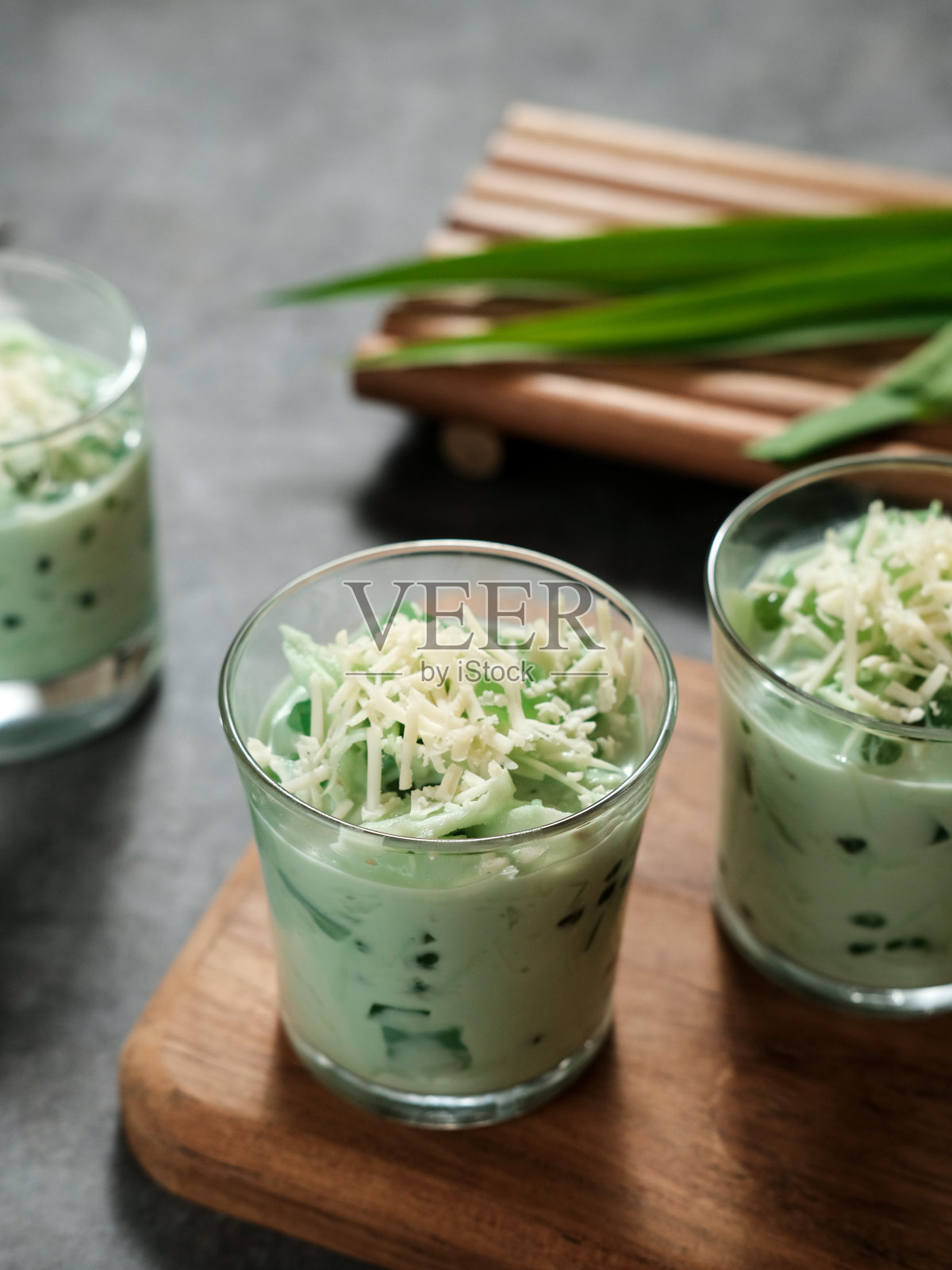 Buko Pandan是一种来自菲律宾的甜点，由果冻、嫩椰子、炼乳、甜炼乳和冰制成。照片摄影图片