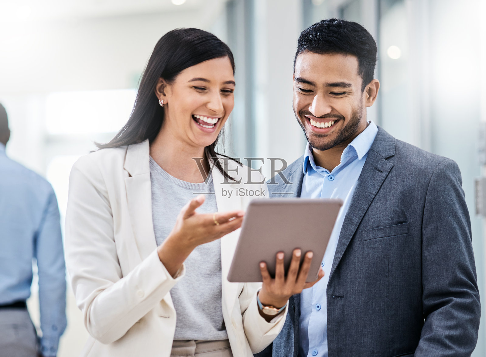 两名商务人士在电子平板电脑上讨论事情照片摄影图片