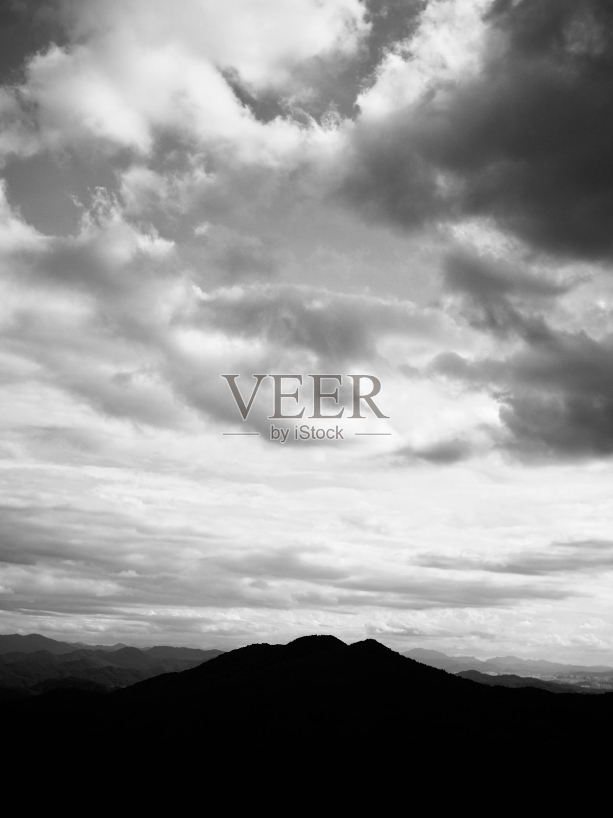 乌云，天空和群山照片摄影图片