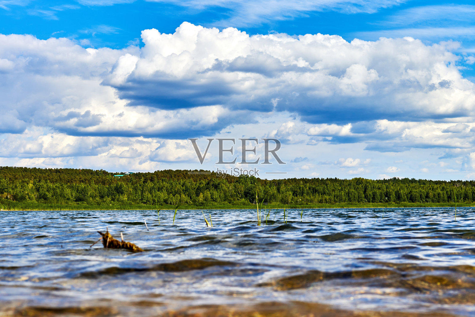 低角度的云景和水面照片摄影图片