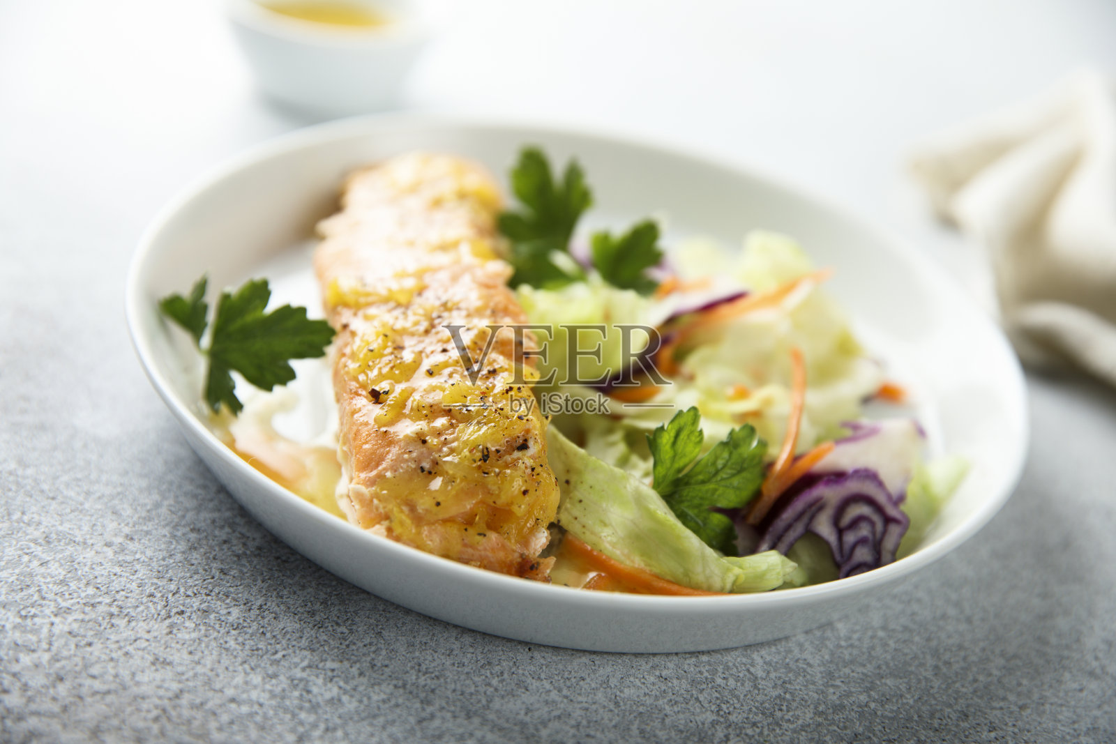 橙汁烤鲑鱼照片摄影图片