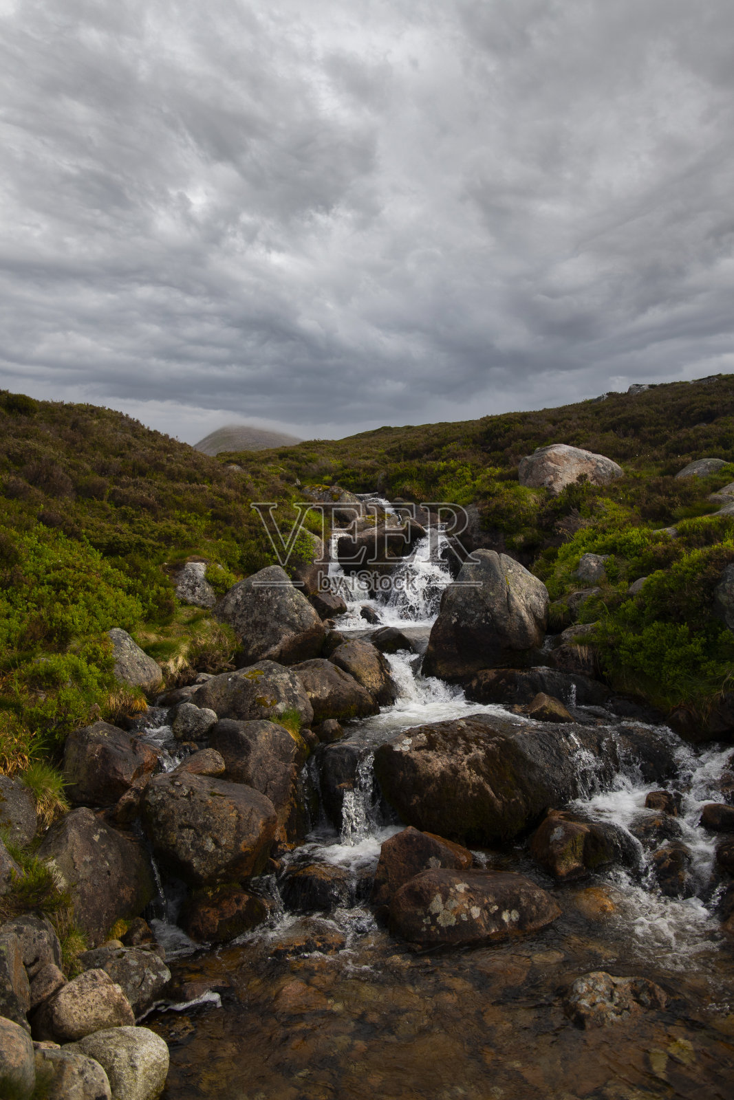 一小股水流从艾维莫尔上空落下照片摄影图片