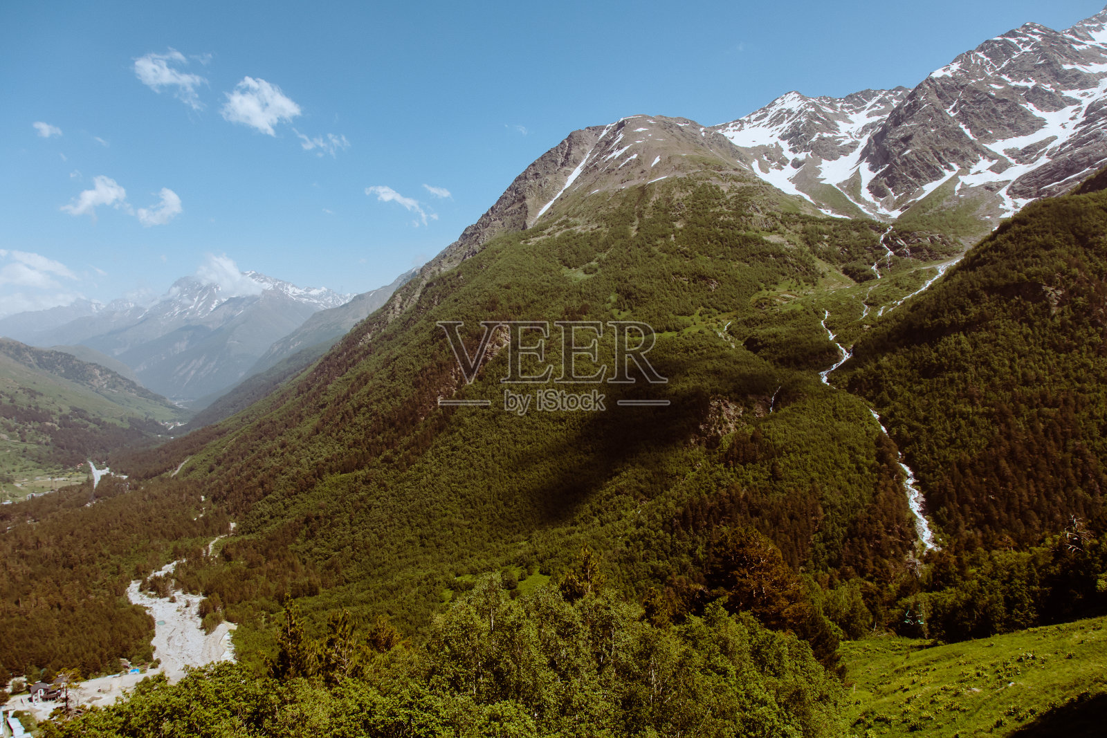风景如画的埃尔布鲁斯地区在夏天。照片摄影图片