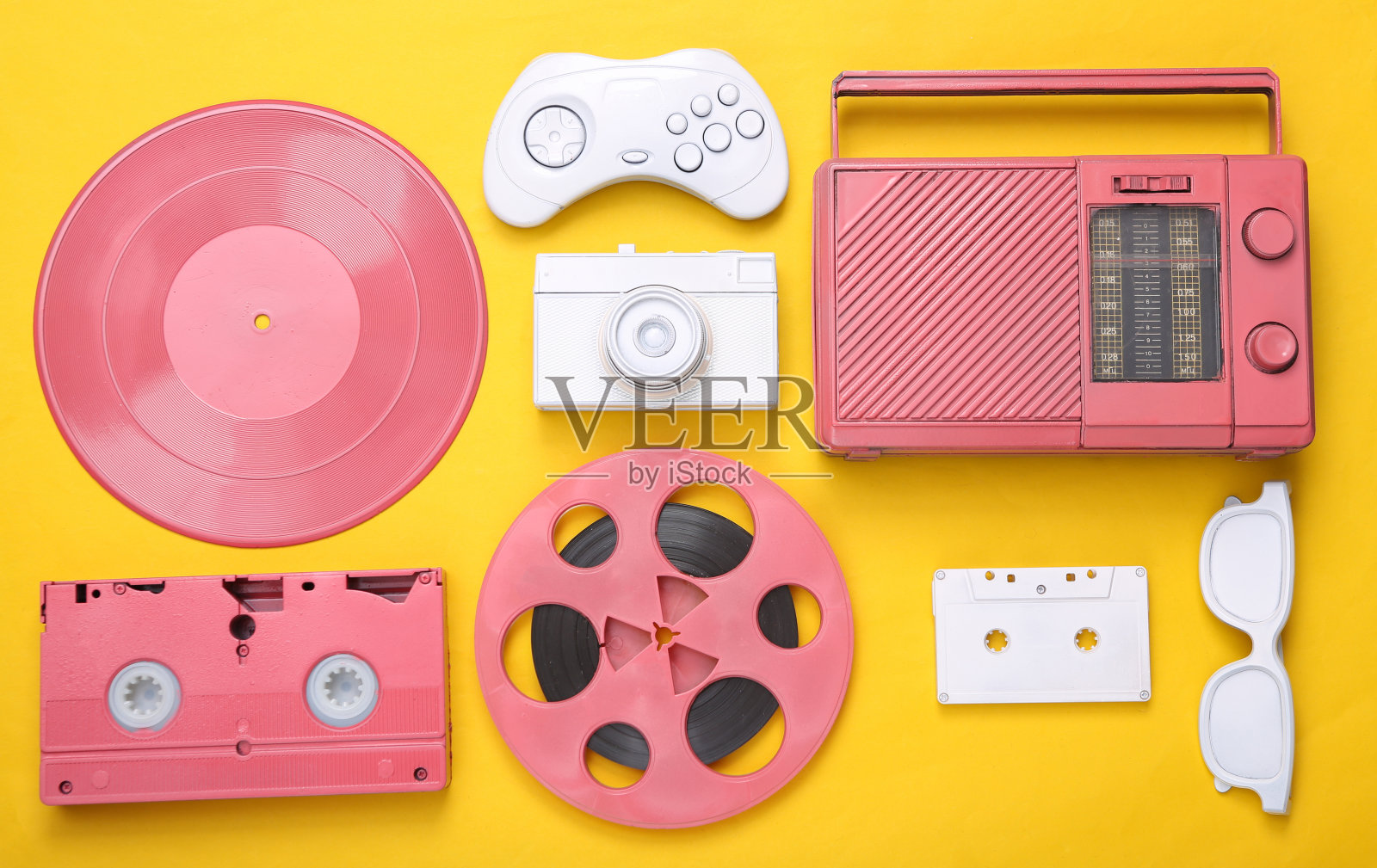 复古潮人粉红色和白色油漆属性的黄色背景。极简主义,创造性的布局。平的。创造性的艺术。俯视图照片摄影图片