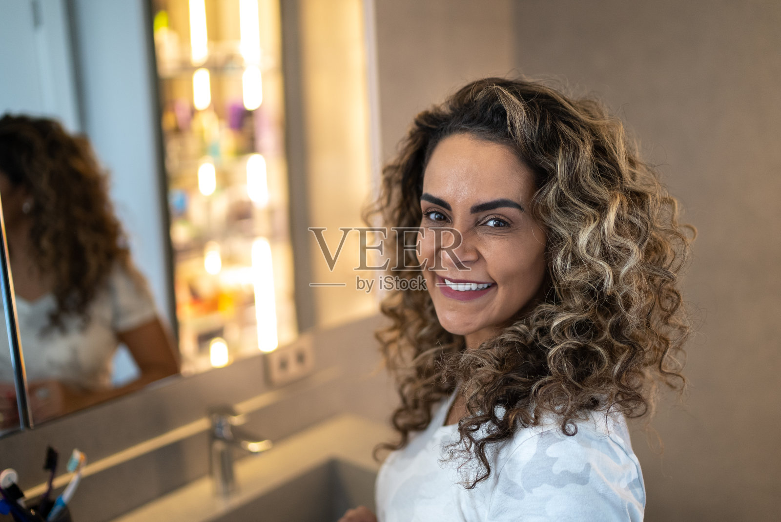 一个成熟女人在家里做发型的肖像照片摄影图片