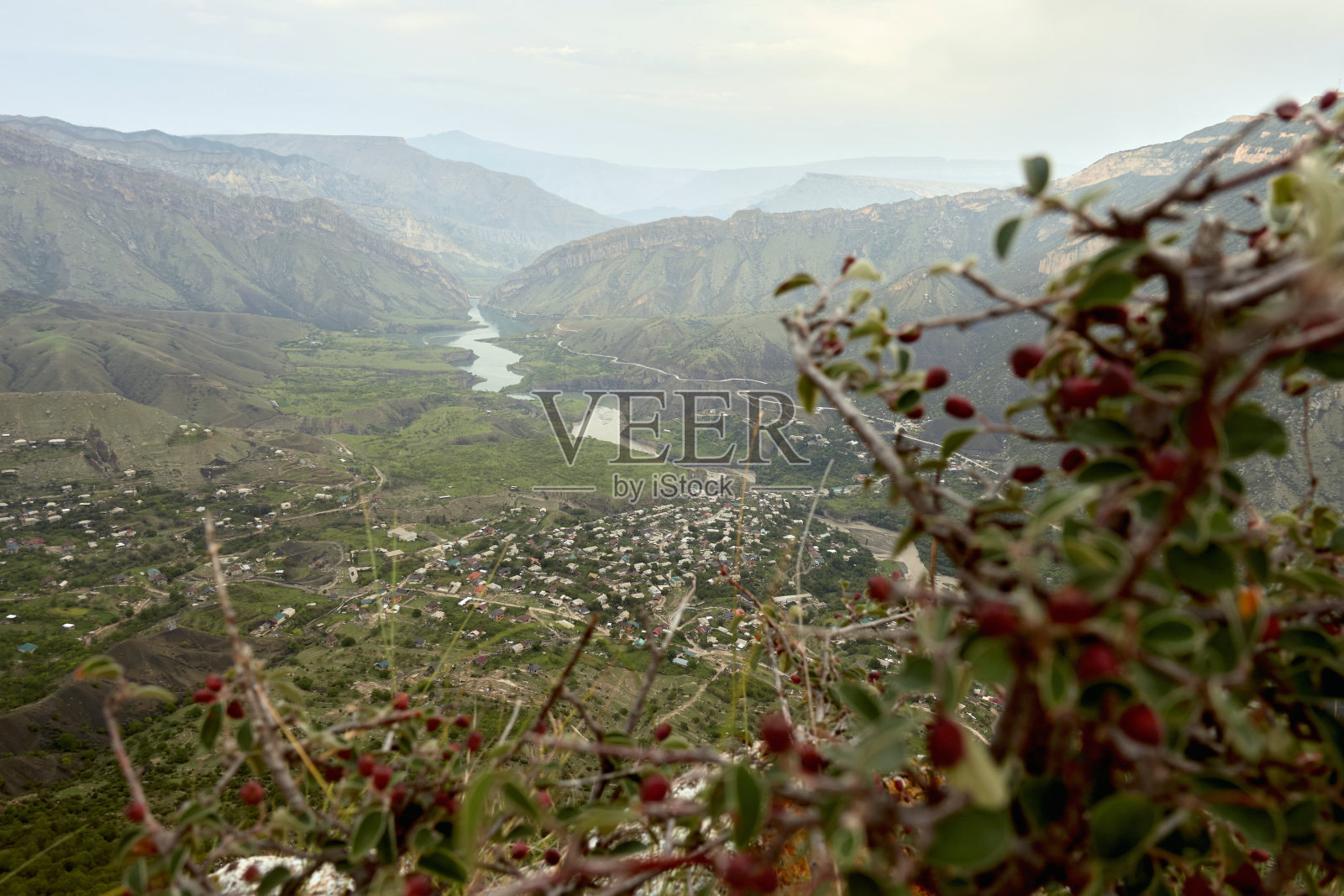 Gunib村周边地区的景观。照片摄影图片
