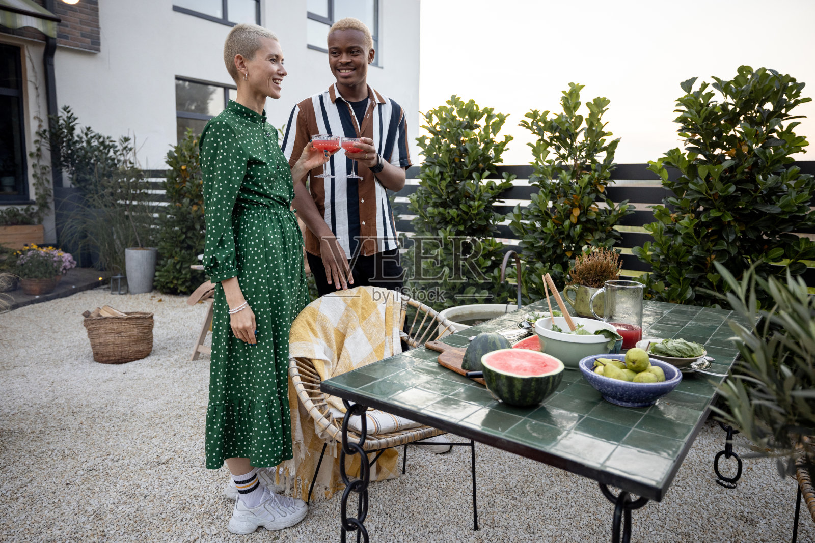 多种族的夫妇在他们的后院吃晚餐照片摄影图片