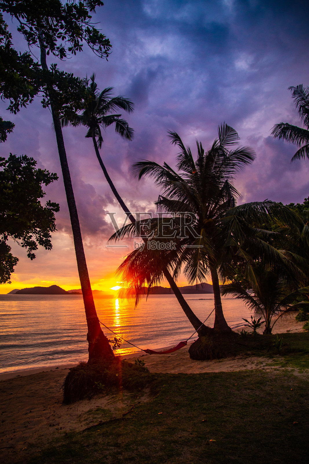 美丽的日落在koh Mak热带岛屿和它的海滩，附近的koh Chang，泰国照片摄影图片