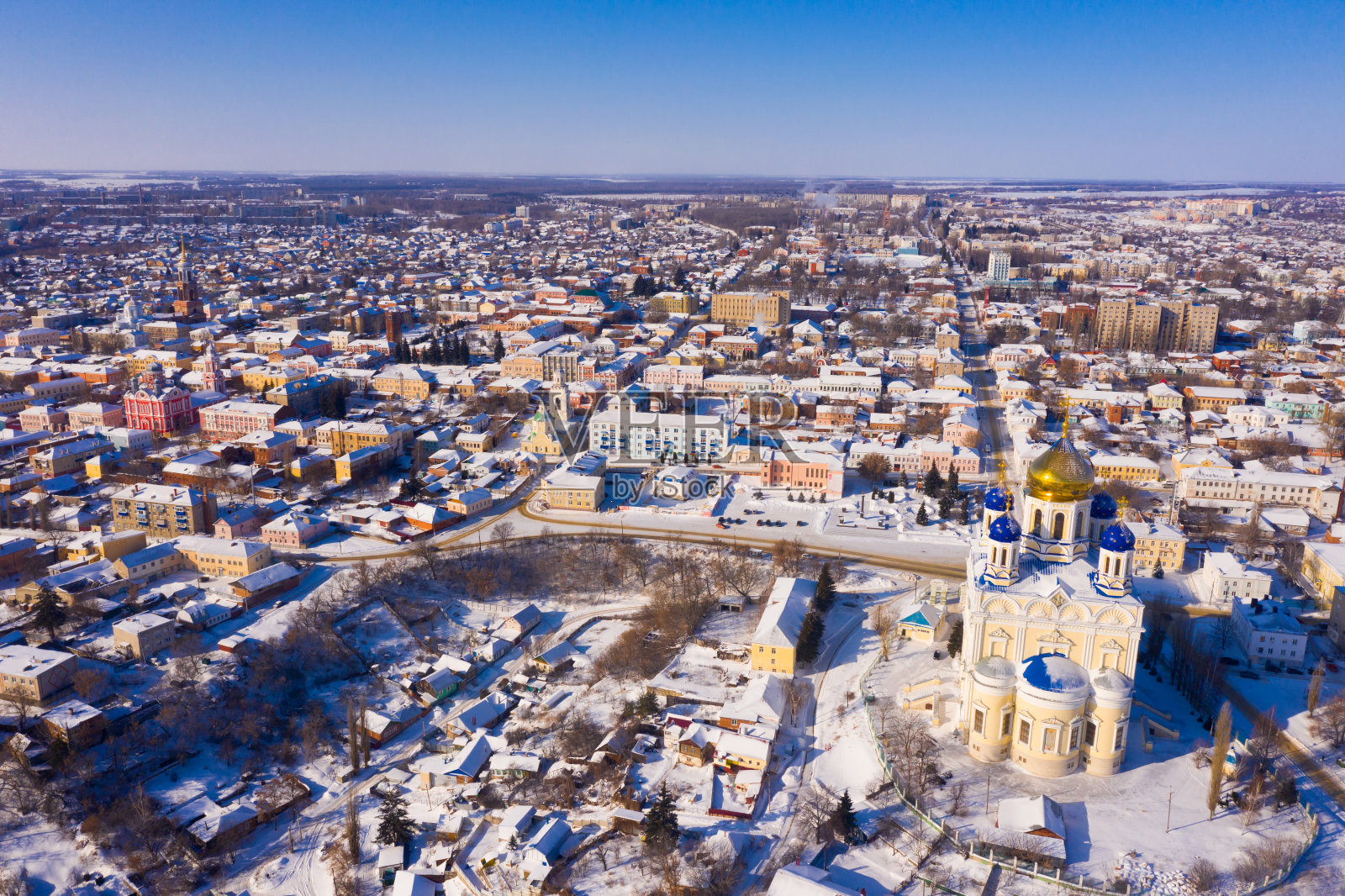 耶尔斯的阿森松大教堂和住宅区的冬季鸟瞰图照片摄影图片