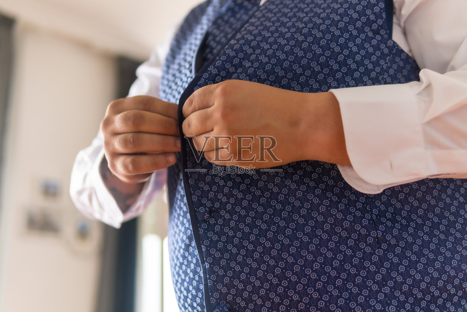 新郎在早上非常紧张的时刻准备就绪，情侣关系中的特殊时刻，婚礼上的照片照片摄影图片