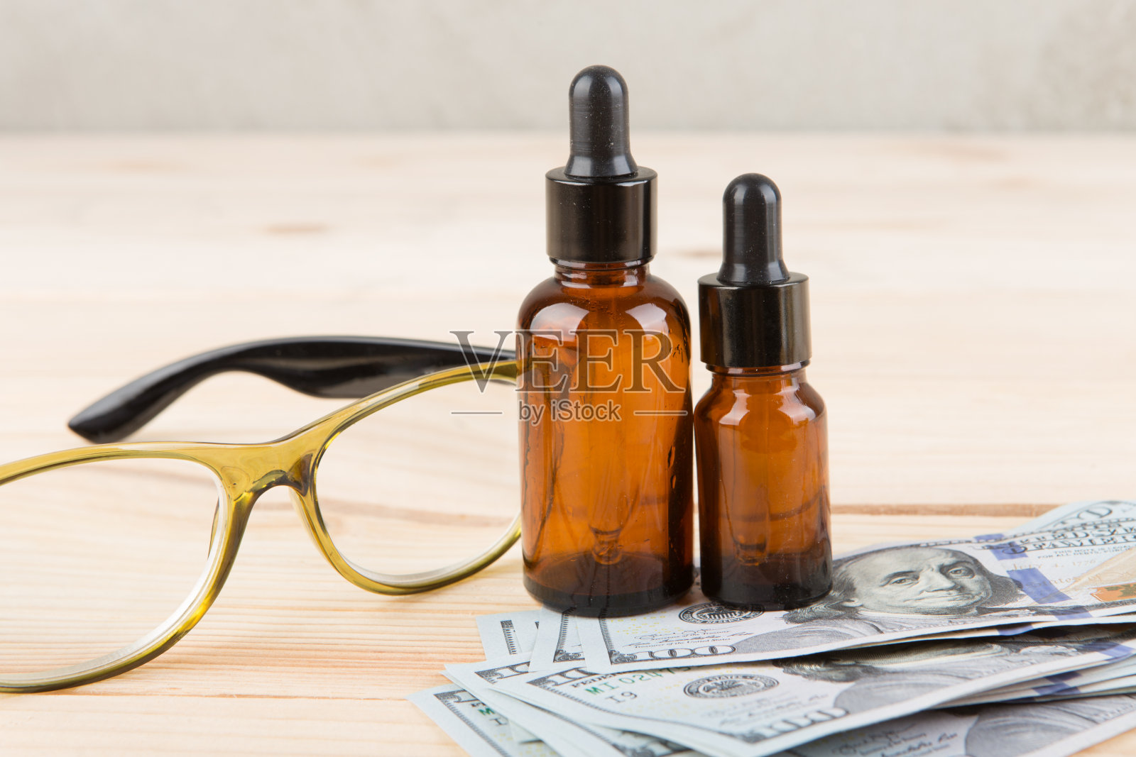 视力护理概念滴眼液与眼镜密切配合照片摄影图片