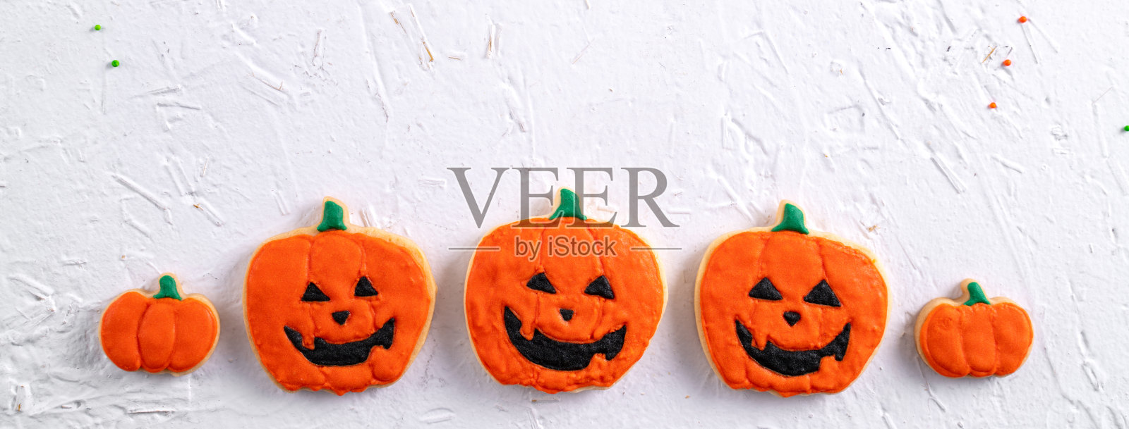 俯视图万圣节节日装饰糖霜曲奇饼在白色的背景。照片摄影图片