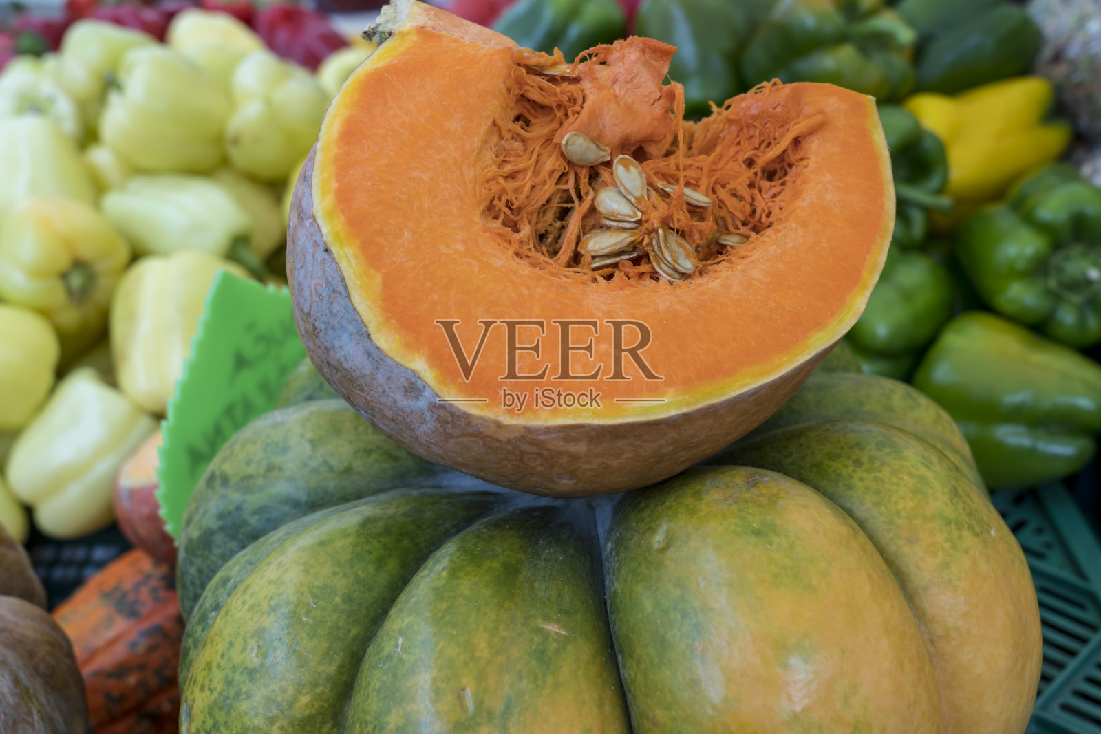 当地农贸市场上的蔬菜和水果——南瓜照片摄影图片