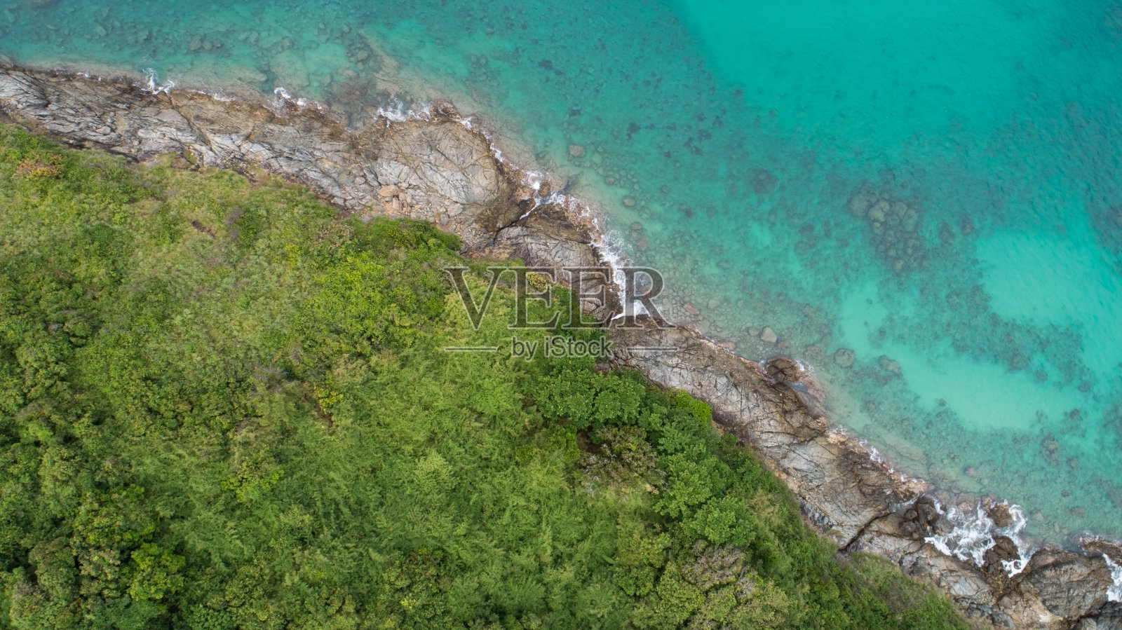 令人惊叹的鸟瞰图的海浪撞击岩石与碧绿的海水普吉岛海岸线美丽的海景泰国旅游和旅游的概念照片摄影图片