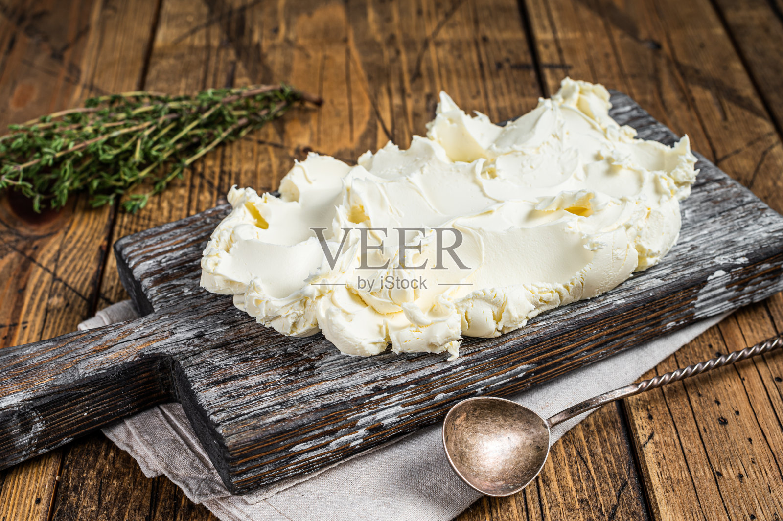 马斯卡彭意大利奶油干酪。木制背景。俯视图照片摄影图片