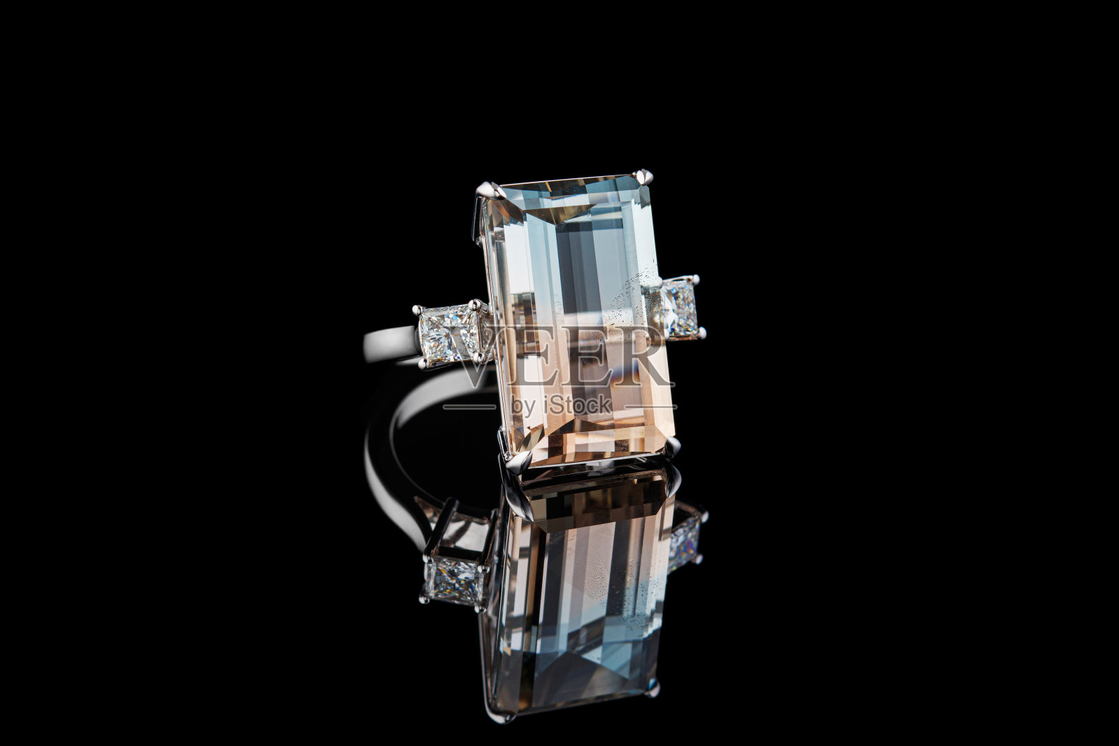 黑色背景上镶有黄玉宝石的漂亮金戒指照片摄影图片