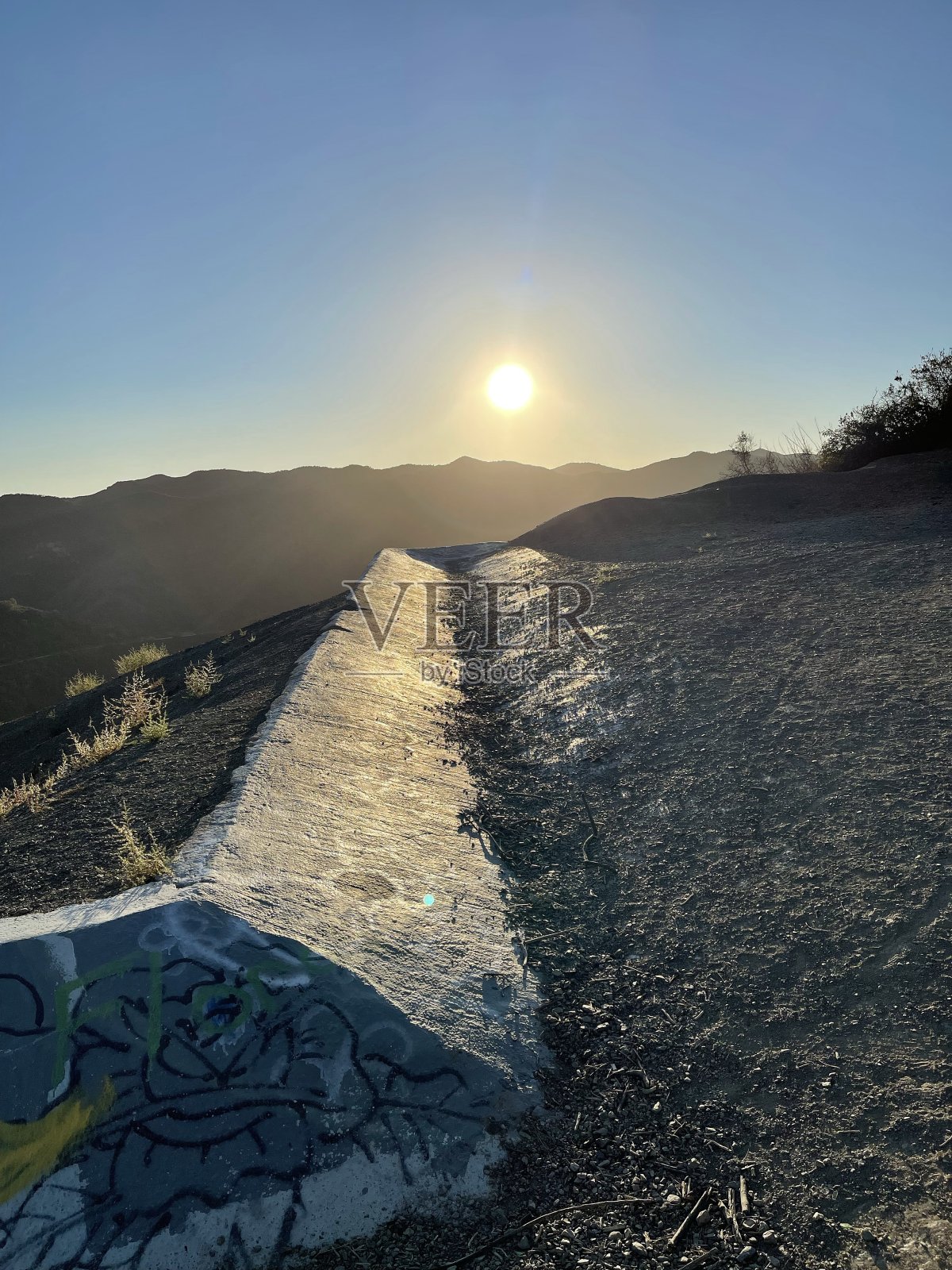 山上的夕阳。照片摄影图片