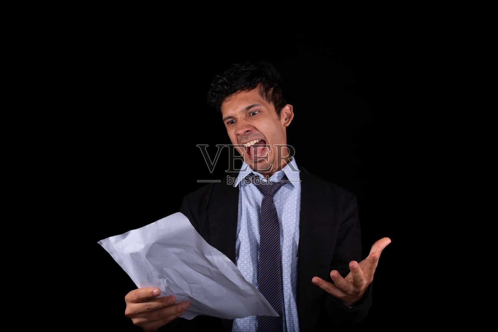 商人高兴地大喊大叫，孤立在黑色背景下。商业的胜利。商人对他所读的东西感到高兴。商人读文档。照片摄影图片