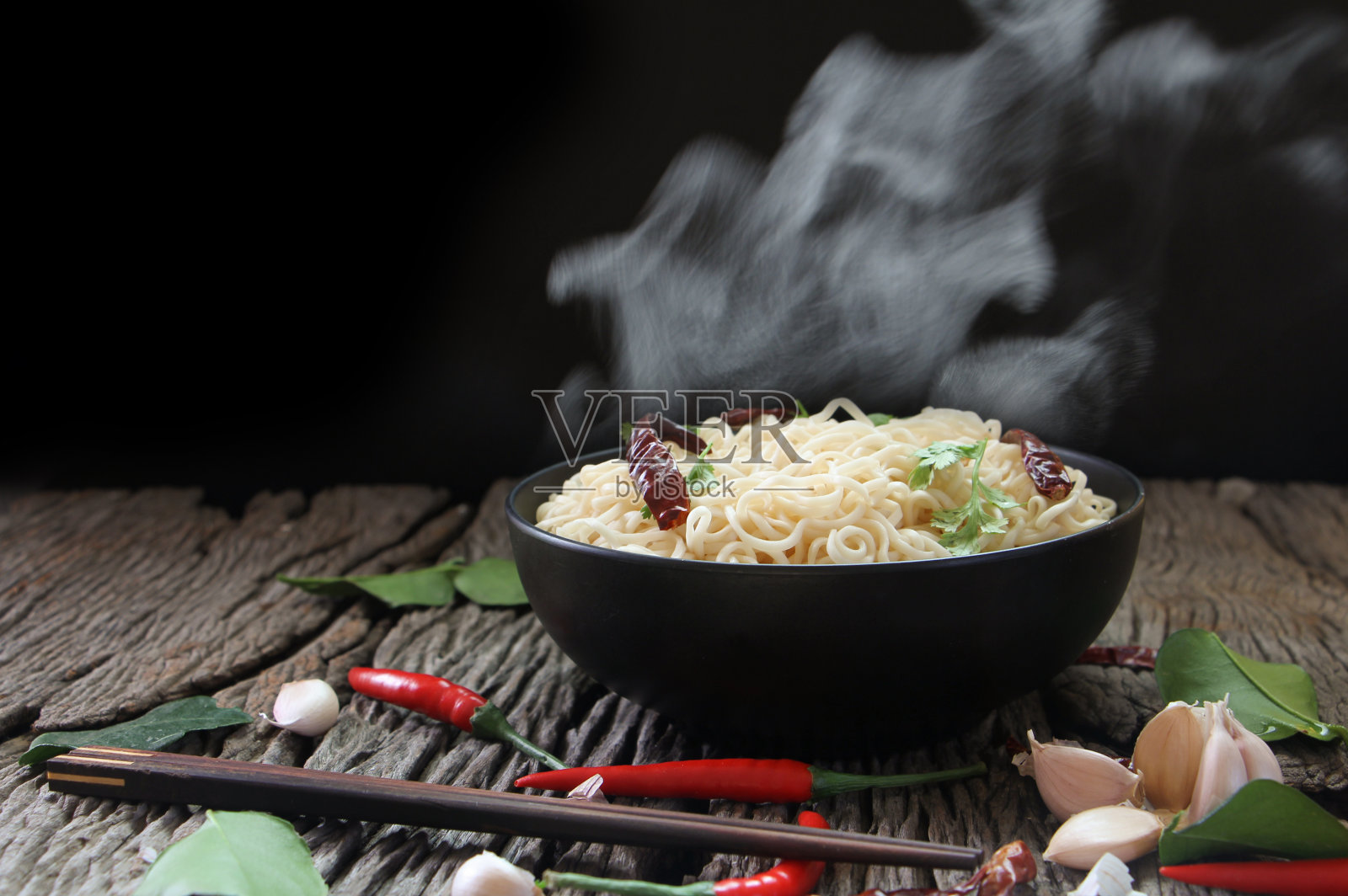 有蒸汽和烟的面条照片摄影图片