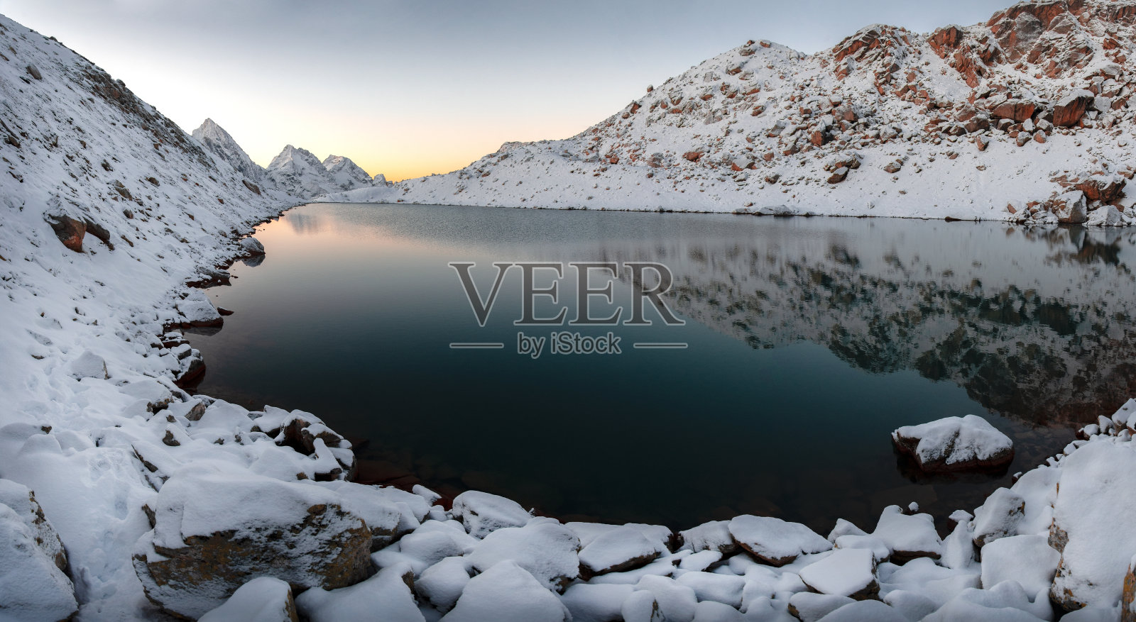 喀拉恰-切尔克西亚共和国境内的高山湖泊，山峰被雪覆盖照片摄影图片