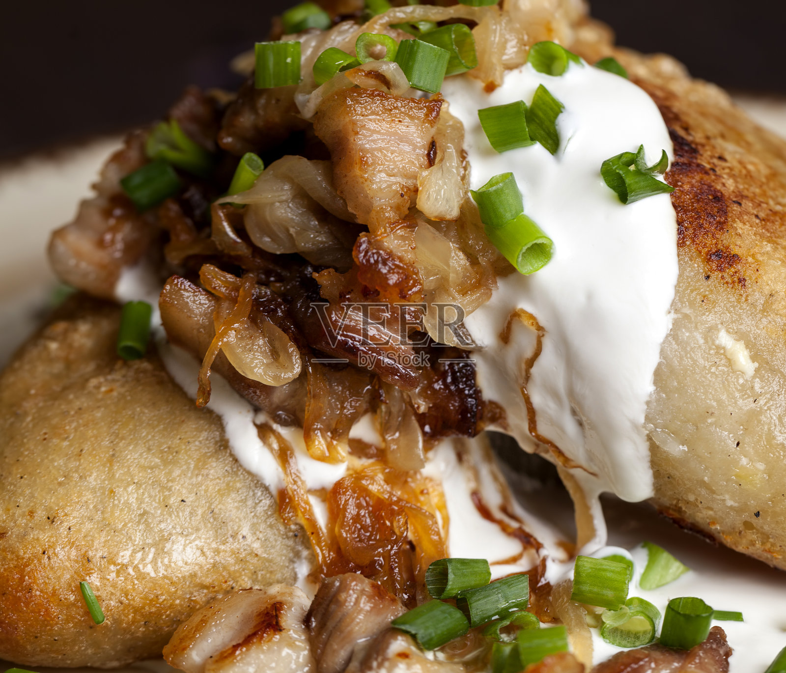 用碎土豆和碎肉做成的齐柏林飞艇照片摄影图片