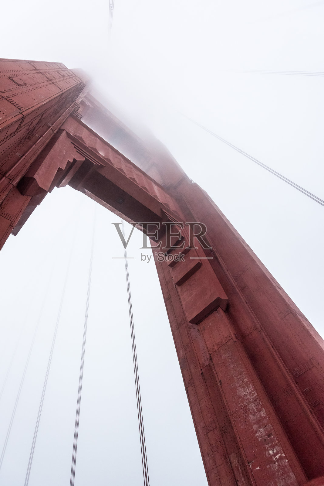 旧金山，金门大桥的巨大支柱下照片摄影图片