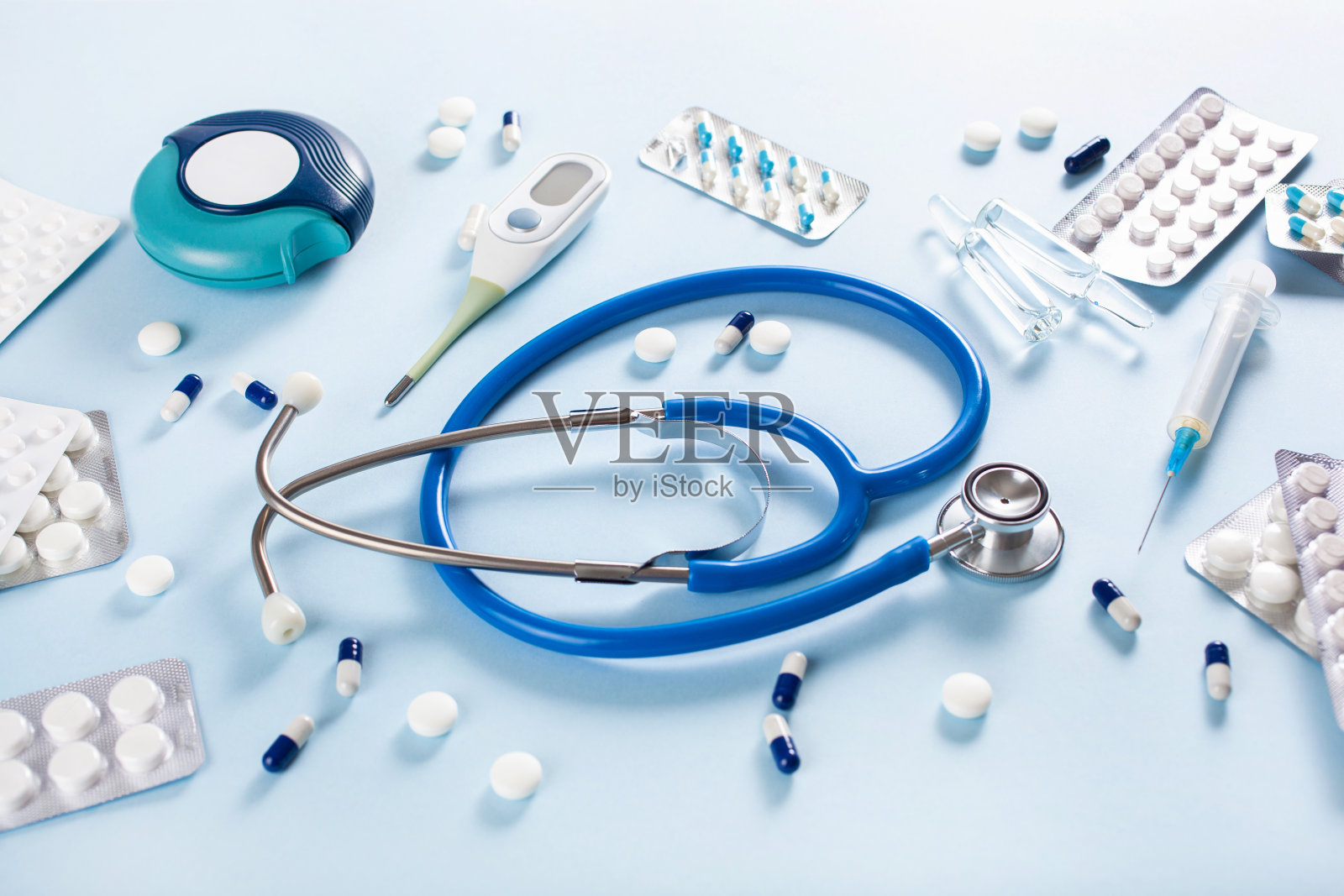 药丸，听诊器，注射器，哮喘，吸入器，药物。医疗急救照片摄影图片