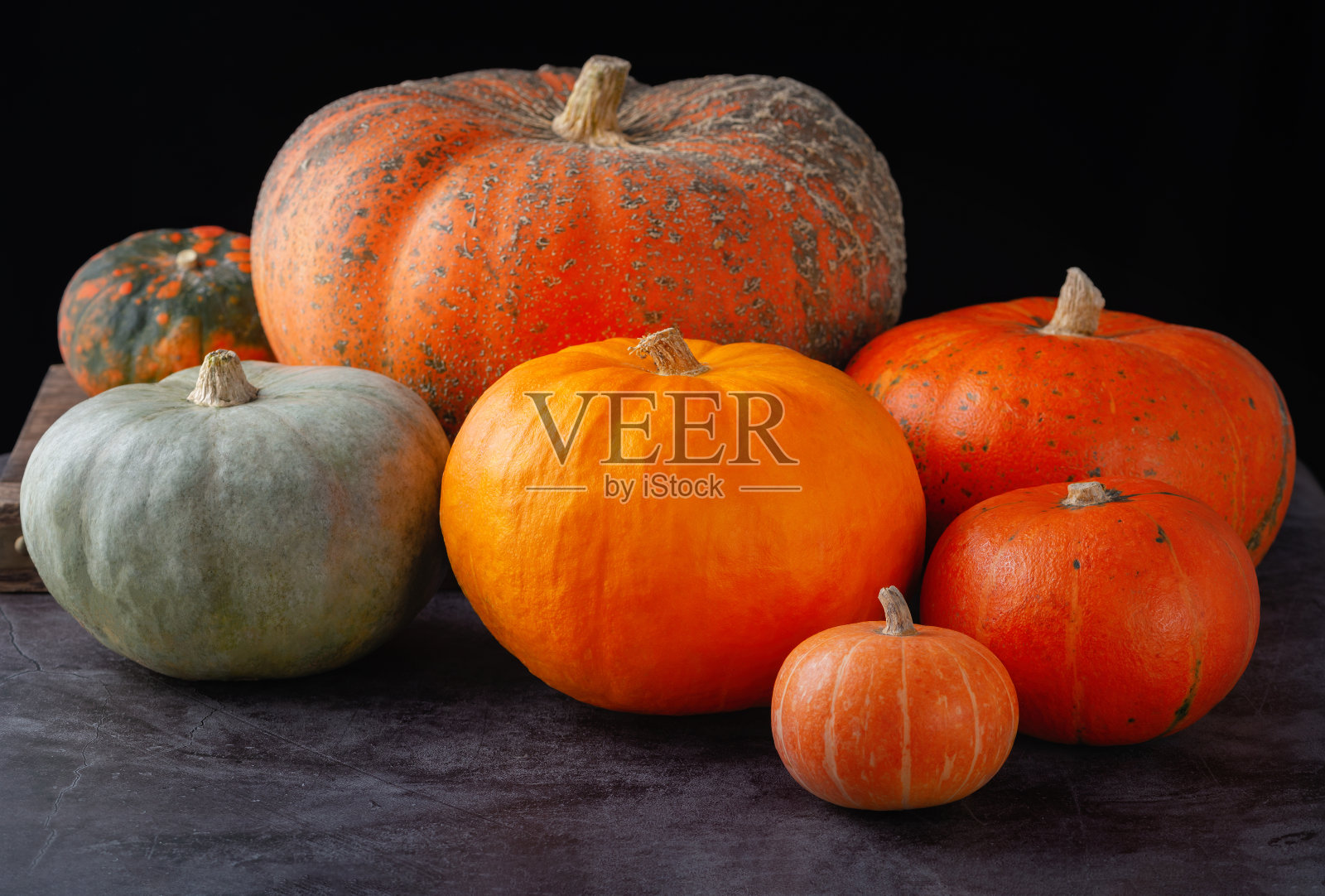 秋天的南瓜放在灰色的桌子上照片摄影图片