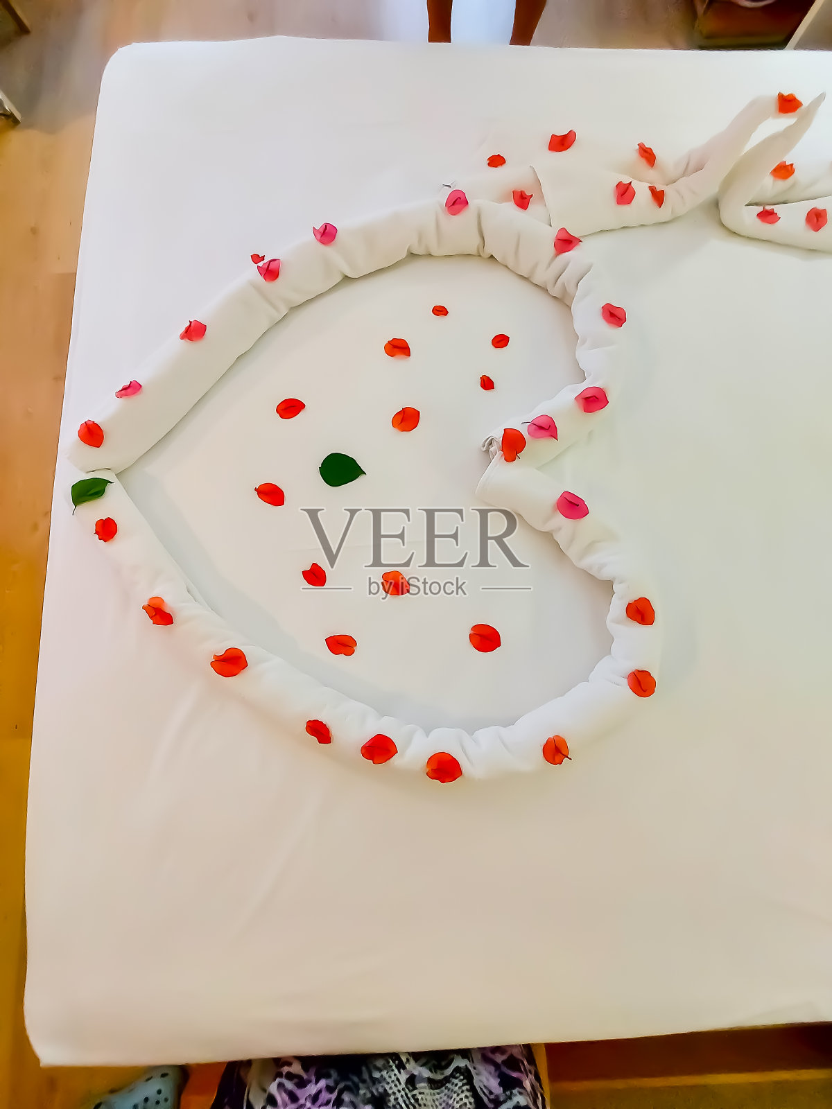 人们站在一张摆满鲜花的漂亮床前照片摄影图片