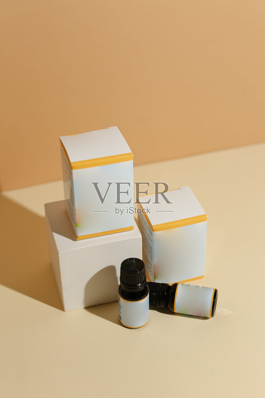 一套化妆品玻璃瓶。特写,copyspace。美容博客，沙龙治疗概念，极简主义品牌包装模型照片摄影图片