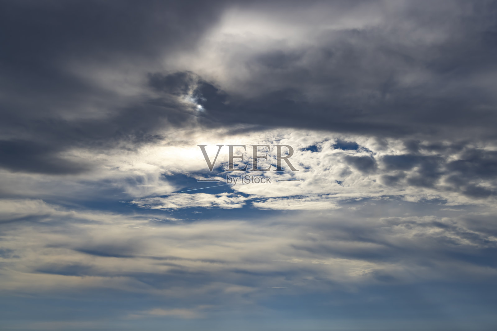 以白云为背景的蓝天照片摄影图片