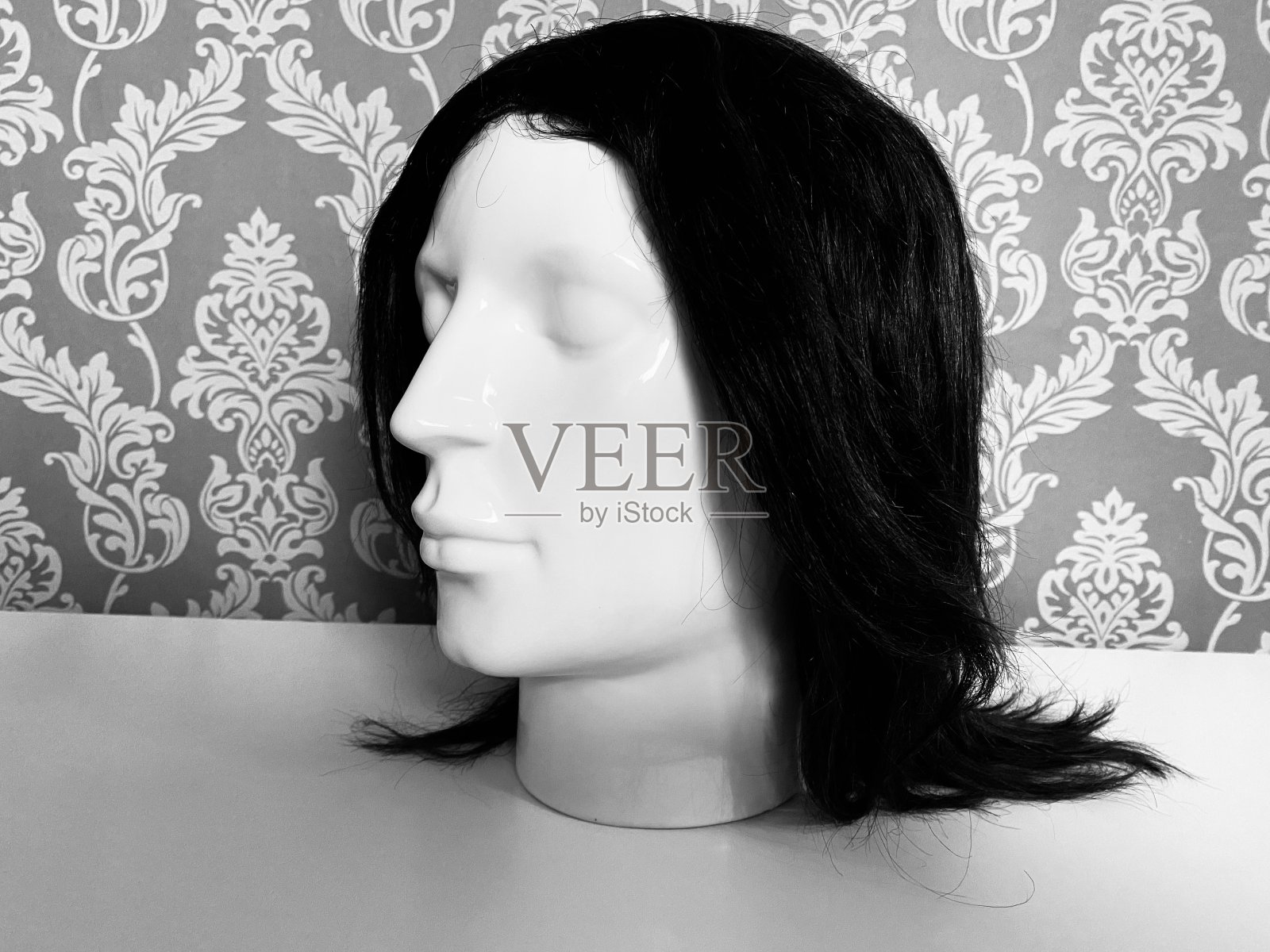 假发架，上面有假发照片摄影图片