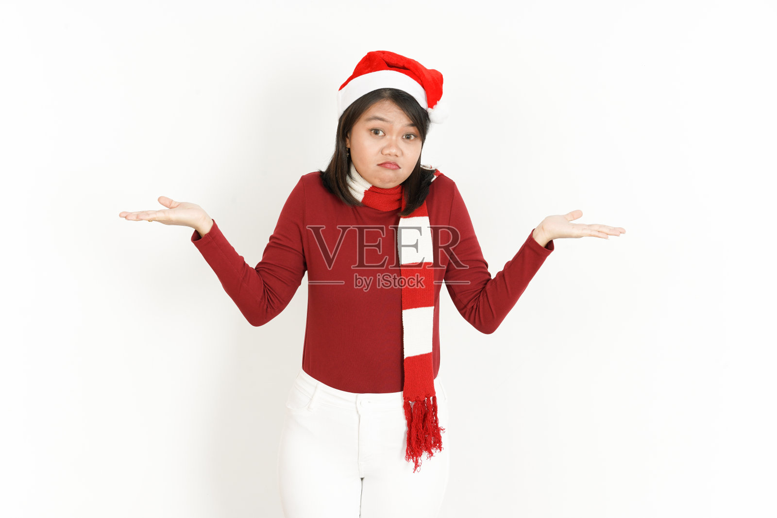 美丽的亚洲女人穿着红色高领和圣诞帽孤立在白色背景照片摄影图片