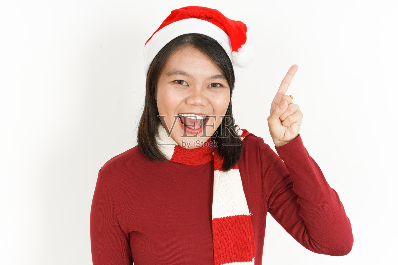 美丽的亚洲女人穿着红色高领和圣诞帽孤立在白色背景照片摄影图片