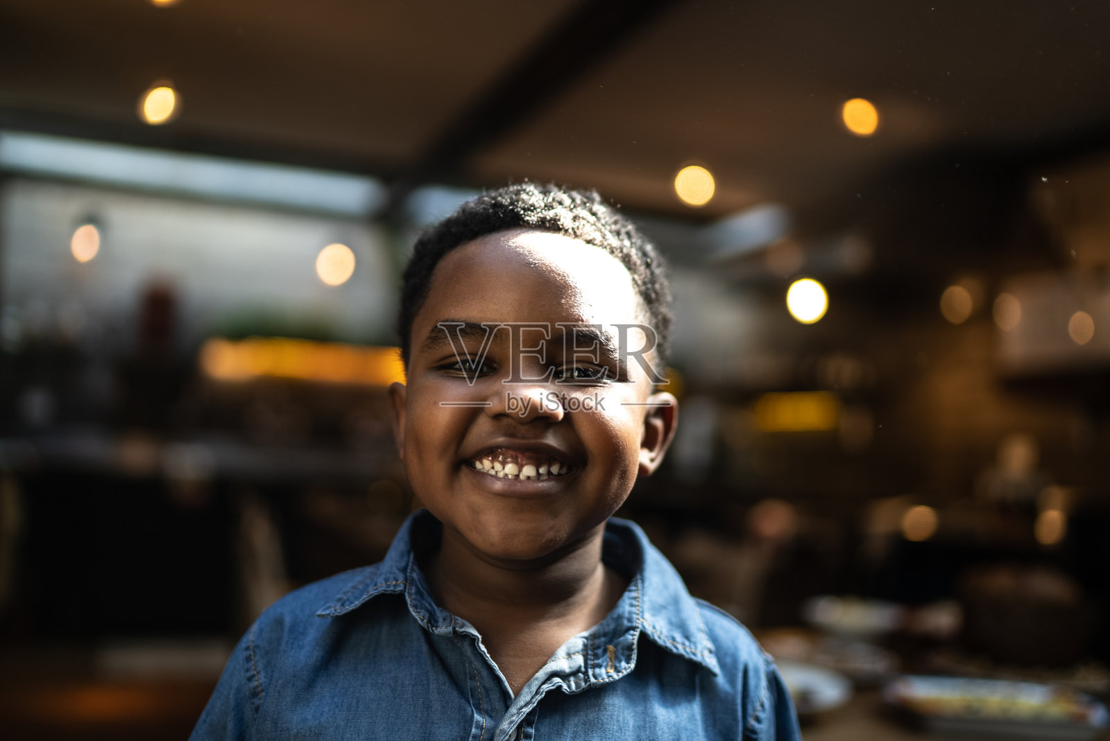 一个男孩在家里的肖像照片摄影图片