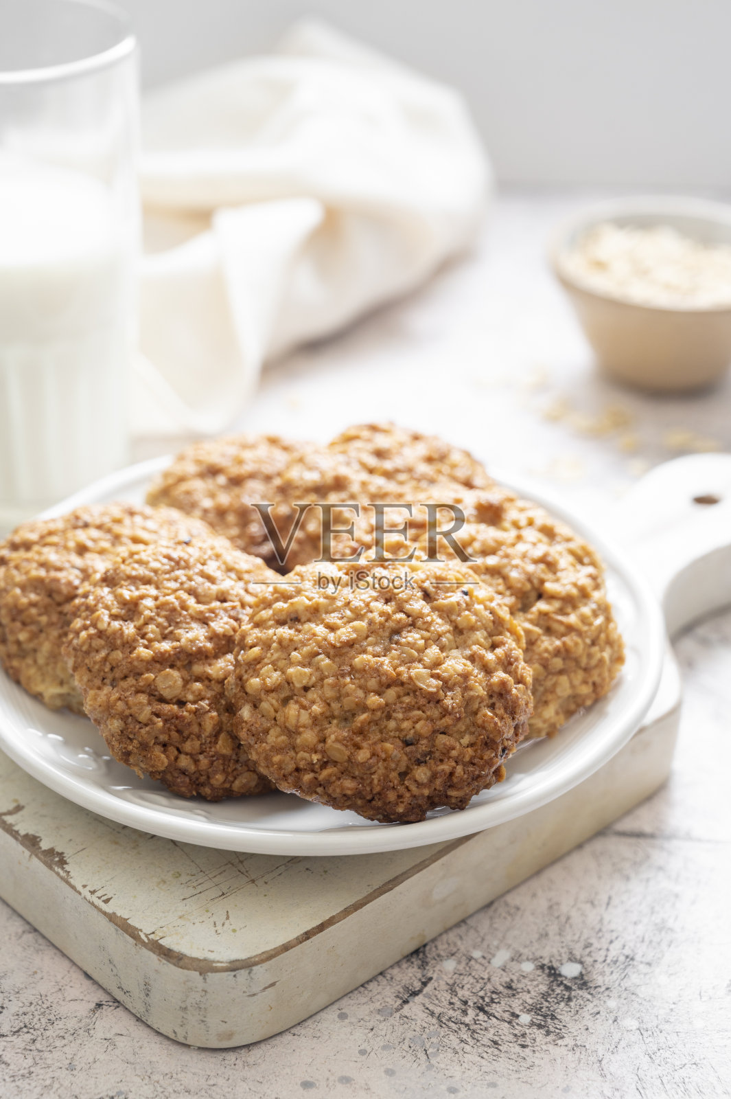 关闭自制燕麦饼干，健康小吃在明亮的背景照片摄影图片