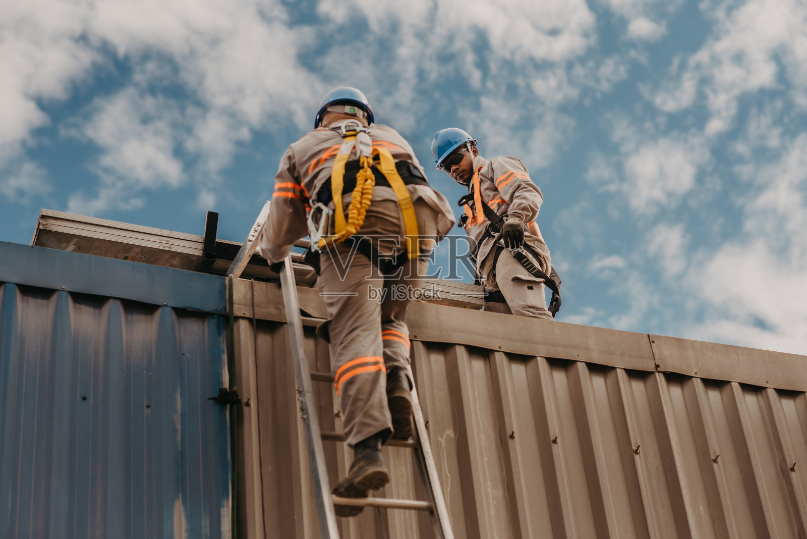 使用电梯安装太阳能电池板照片摄影图片