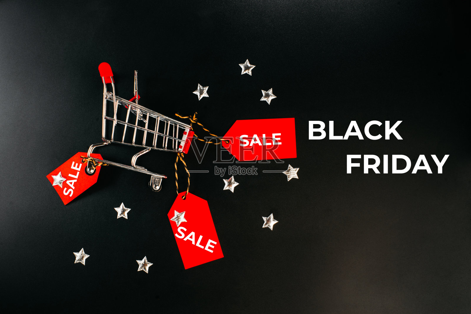 创意设计。副本的空间。超级市场的购物手推车。销售，折扣，购物狂概念。黑色星期五大甩卖。黑色星期五购物概念与红色门票销售标签在黑色背景。照片摄影图片